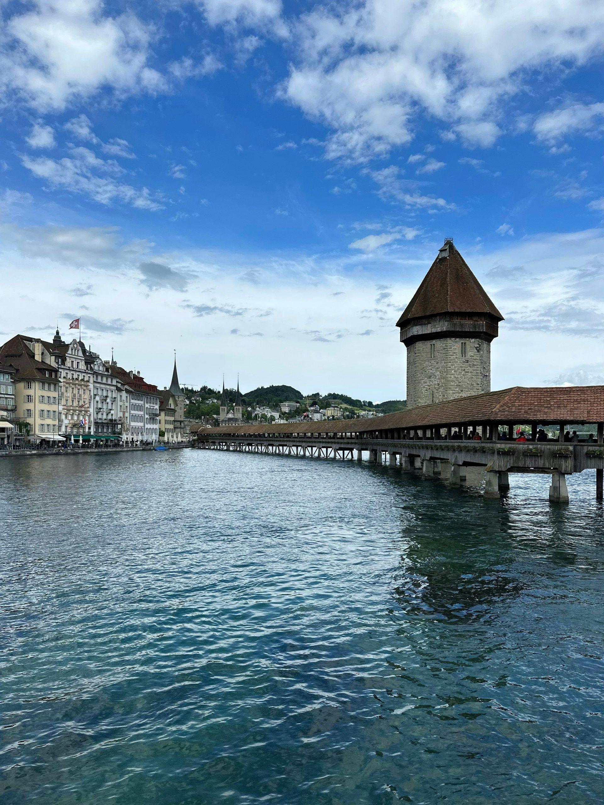 Chapel Bridge jembatan kayu beratap di atas Sungai Reuss, Lucerne