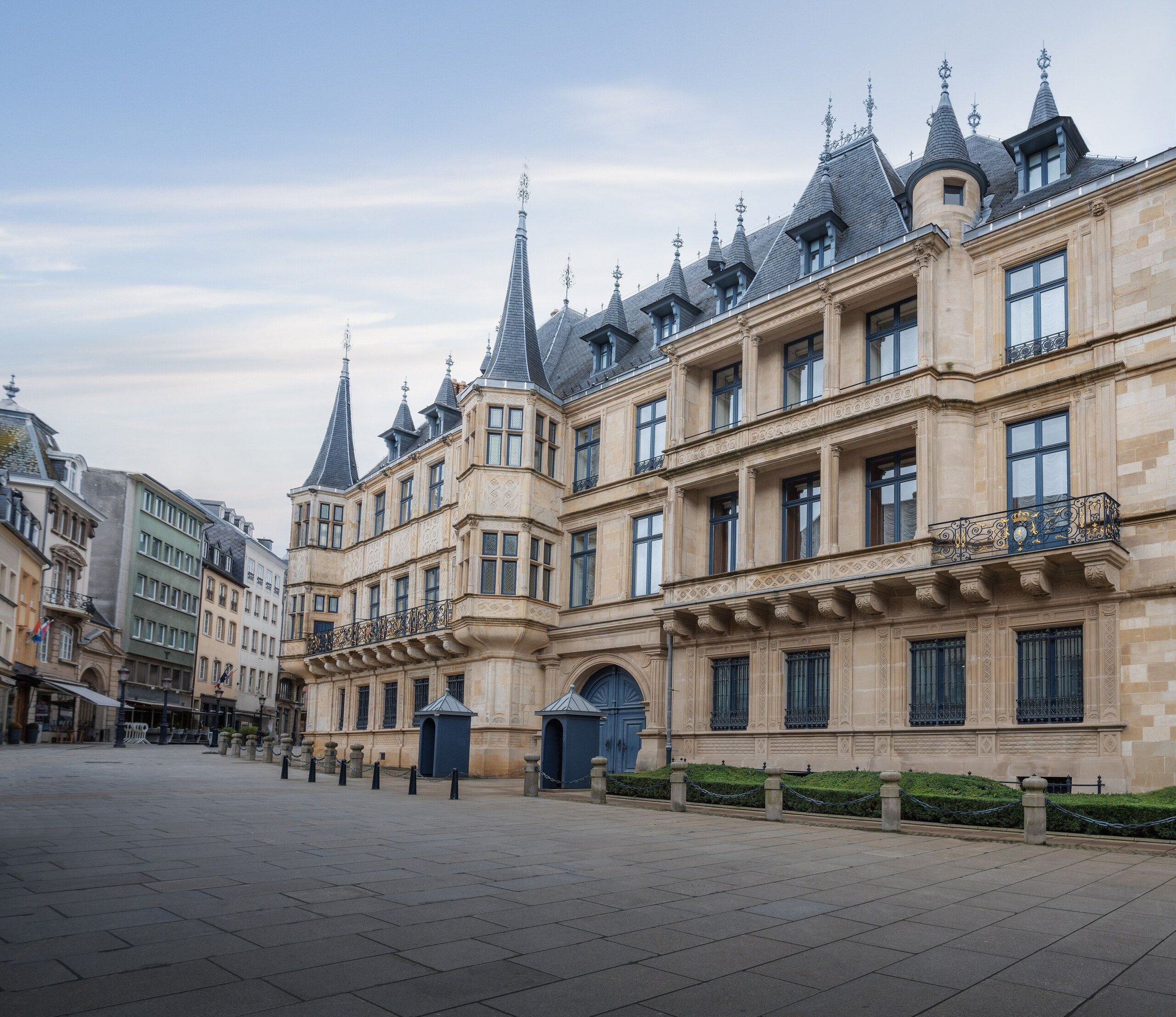 Grand Ducal Palace dan plaza berlantai batu yang sepi di Luxembourg.
