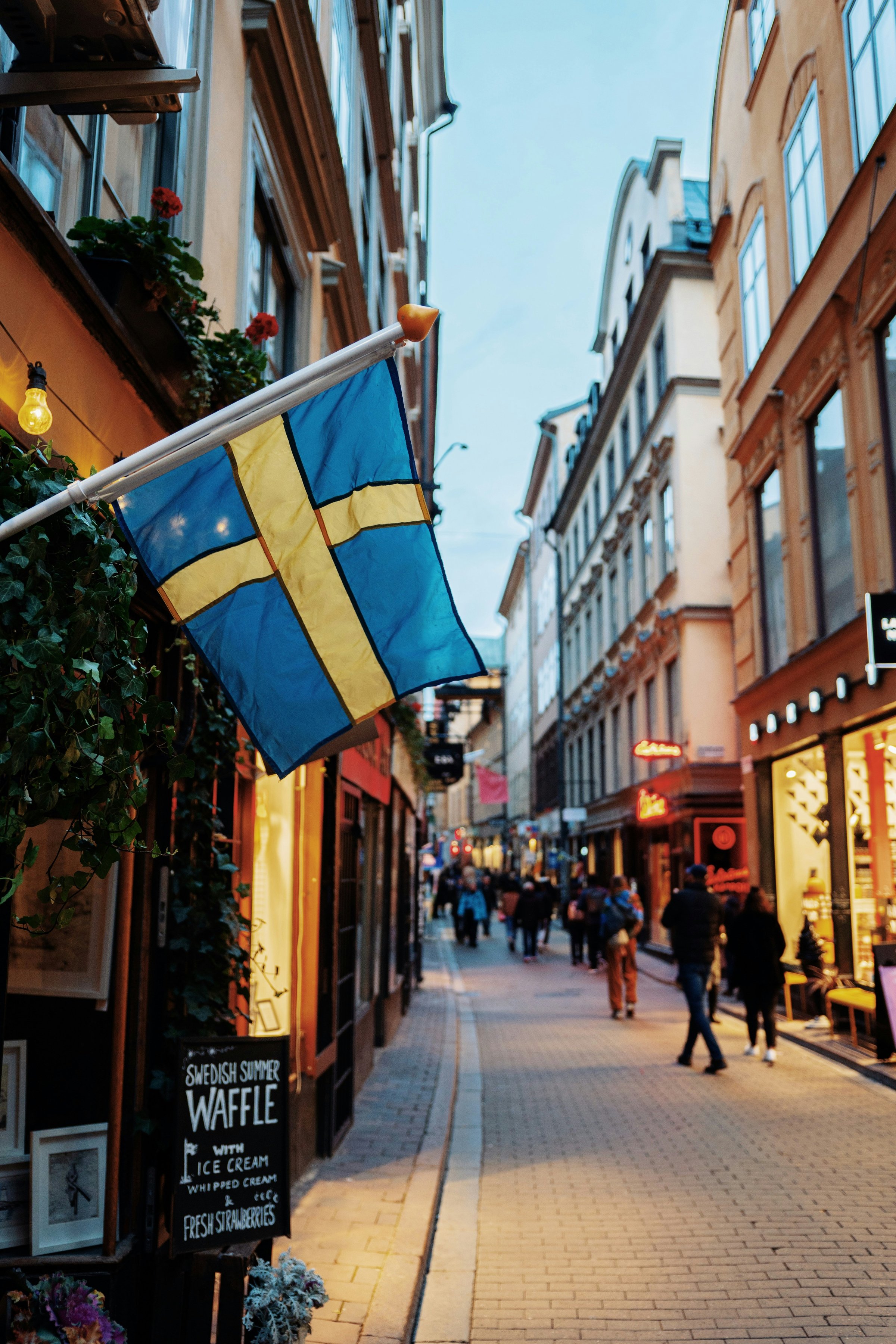 Bendera Swedia di gang tua Gamla Stan, Stockholm