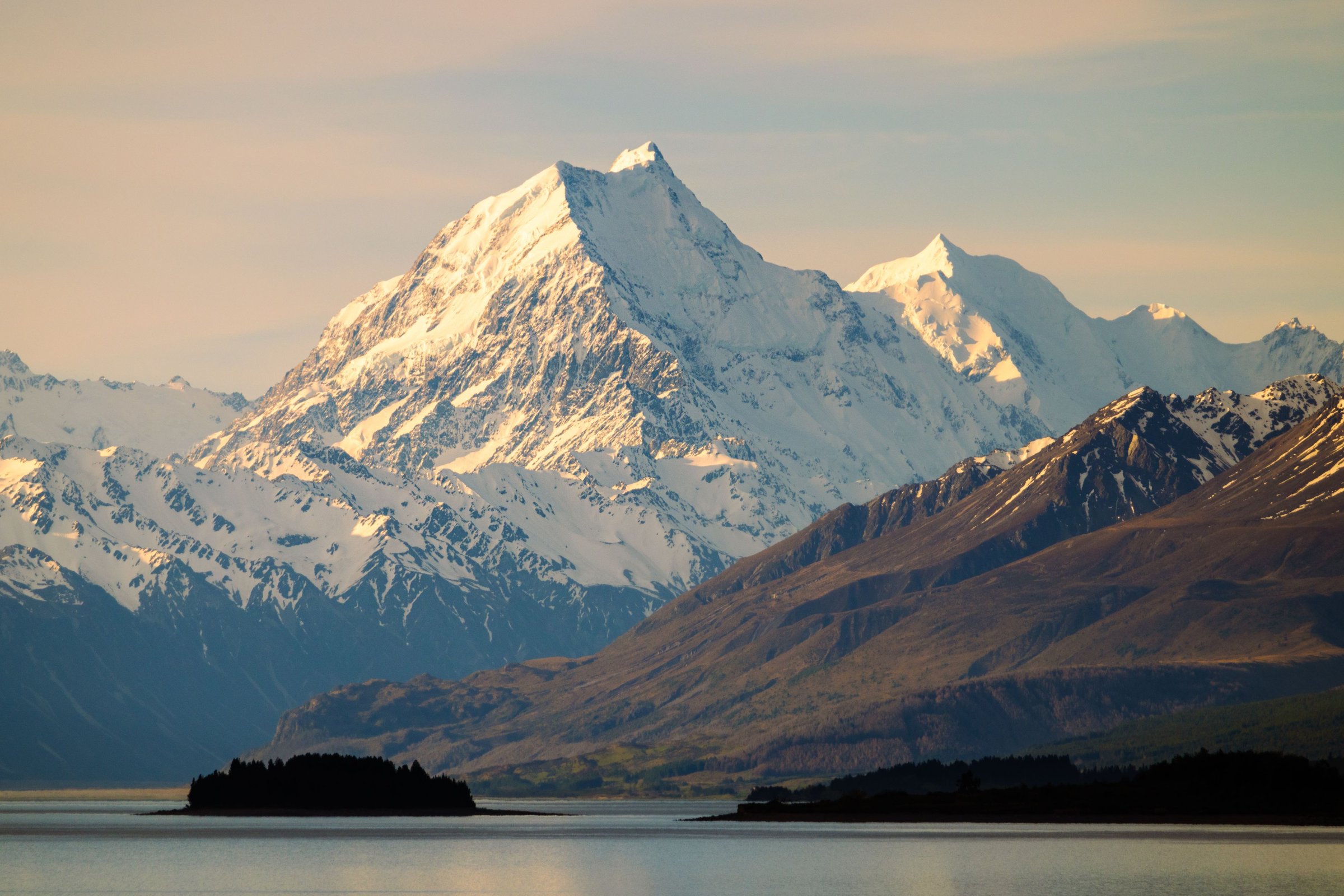 Puncak Aoraki Mount Cook saat cahaya senja menyapu lerengnya.