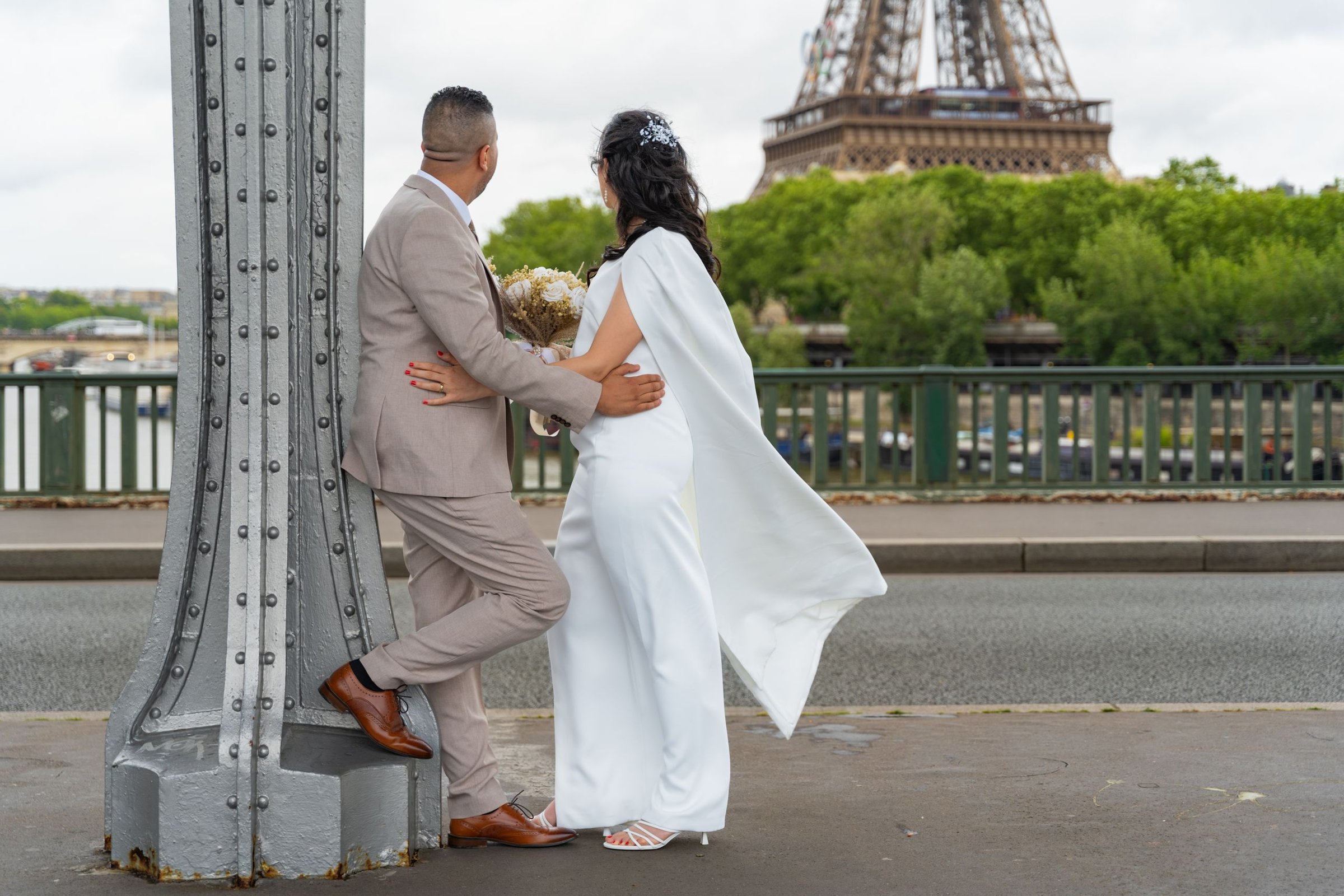 Rangga & Melisa: Foto berdua di depan Menara Eiffel sebelum lanjut ke Champs-Élysées.