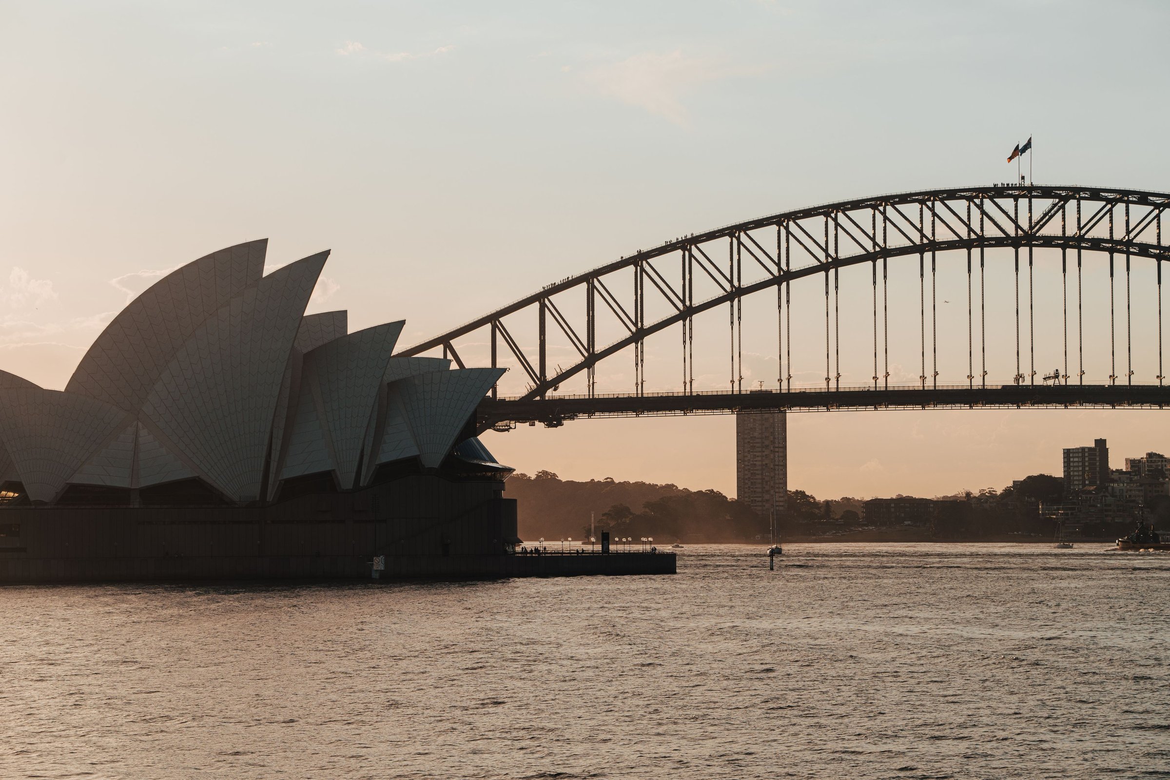 Sydney Opera House dan Harbour Bridge saat matahari terbenam