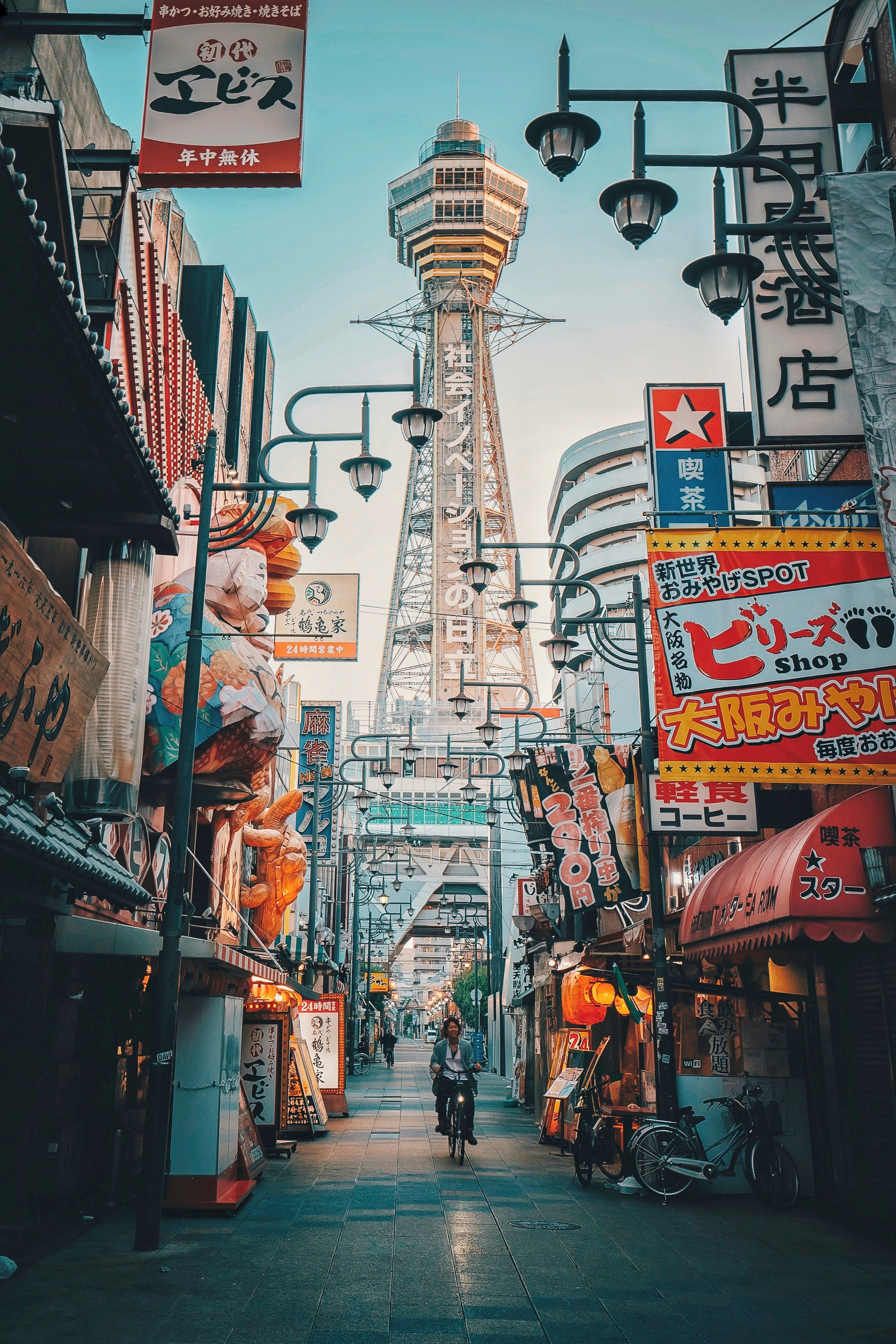 Jalan utama Shinsekai dengan deretan warung makan, Osaka