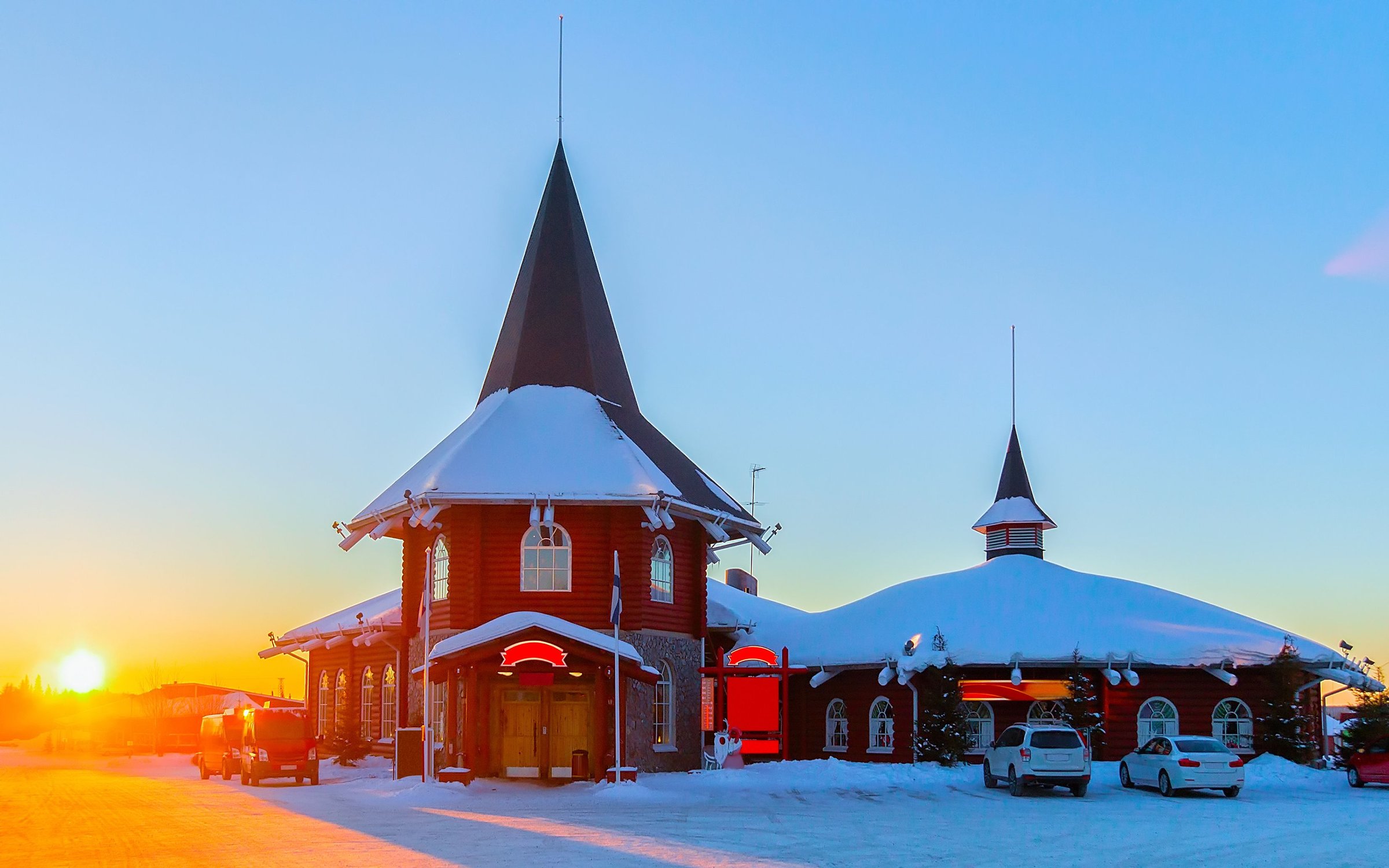Santa Claus Village saat senja musim dingin