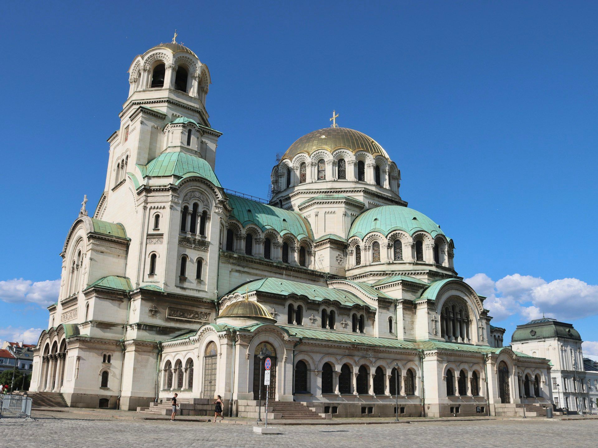 Katedral Alexander Nevsky Sofia dengan kubah emas dan atap hijau patina di alun-alun batu