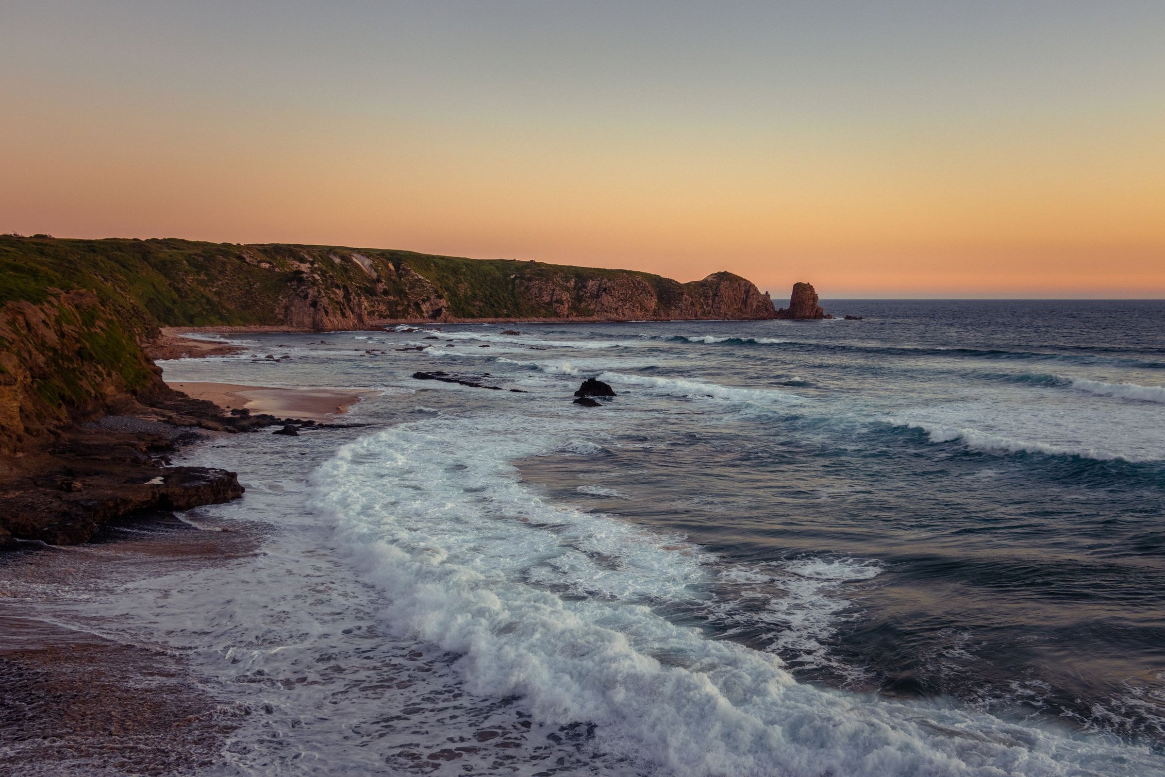 Pesisir Philip Island saat matahari terbenam