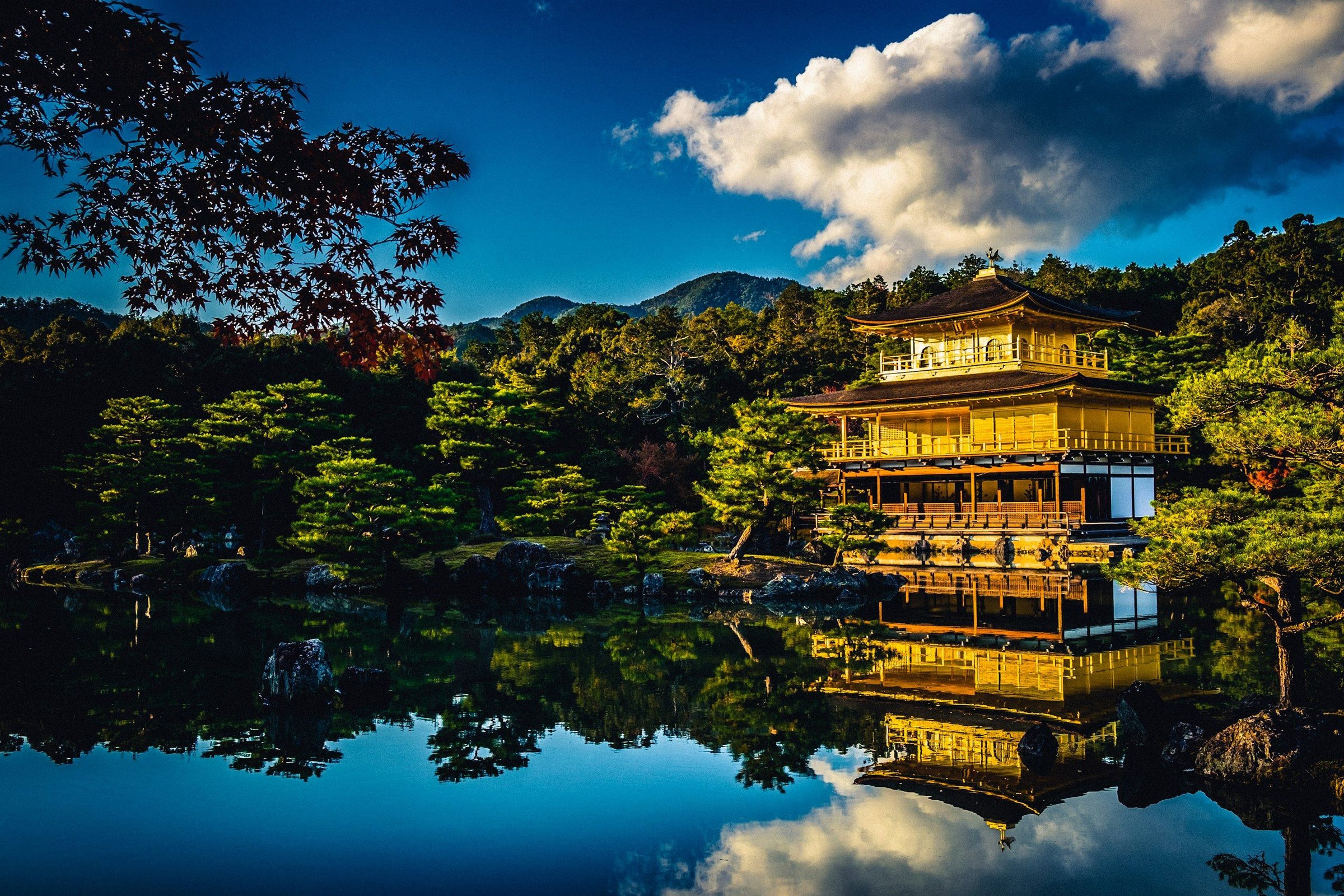 Kuil Kinkaku-ji (Paviliun Emas) Kyoto memantul di kolam saat cahaya sore