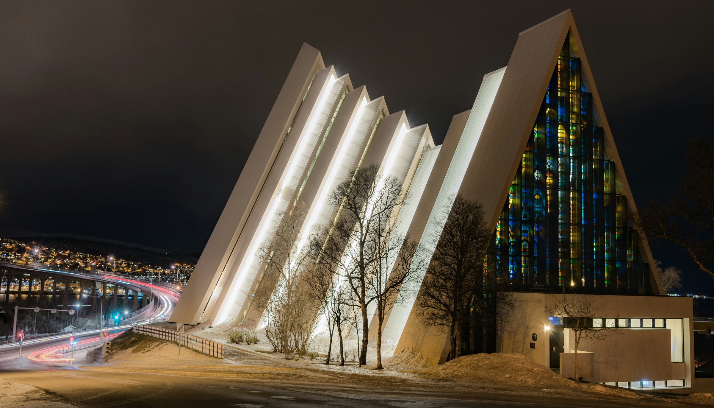 Arctic Cathedral Tromsø Norwegia di malam hari