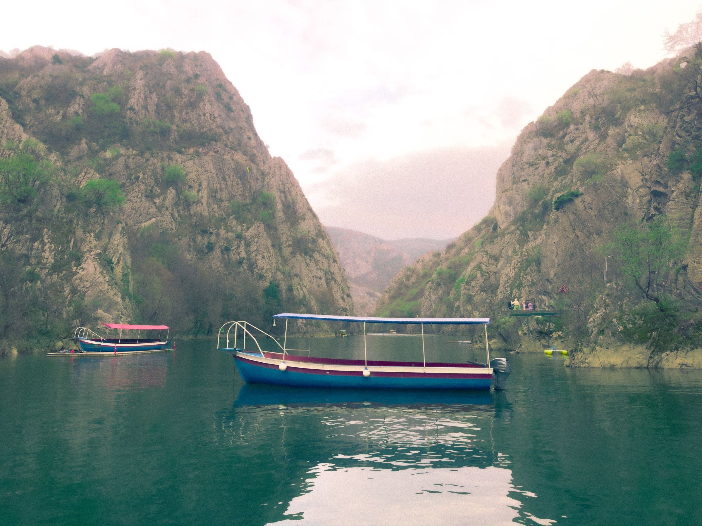 Perahu di Matka Canyon dengan air turquoise