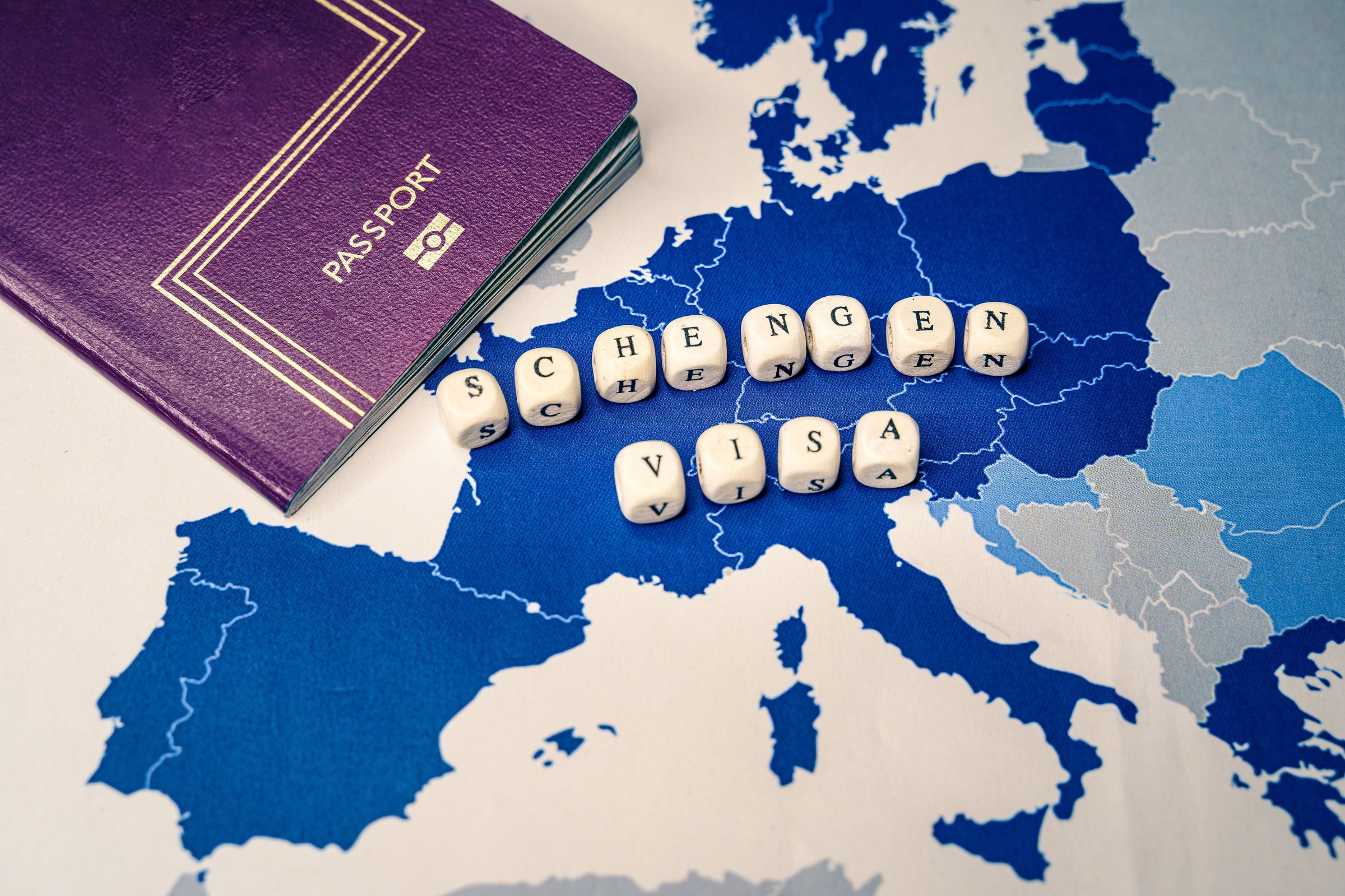 Paspor di atas peta Eropa, ilustrasi pengurusan visa Schengen