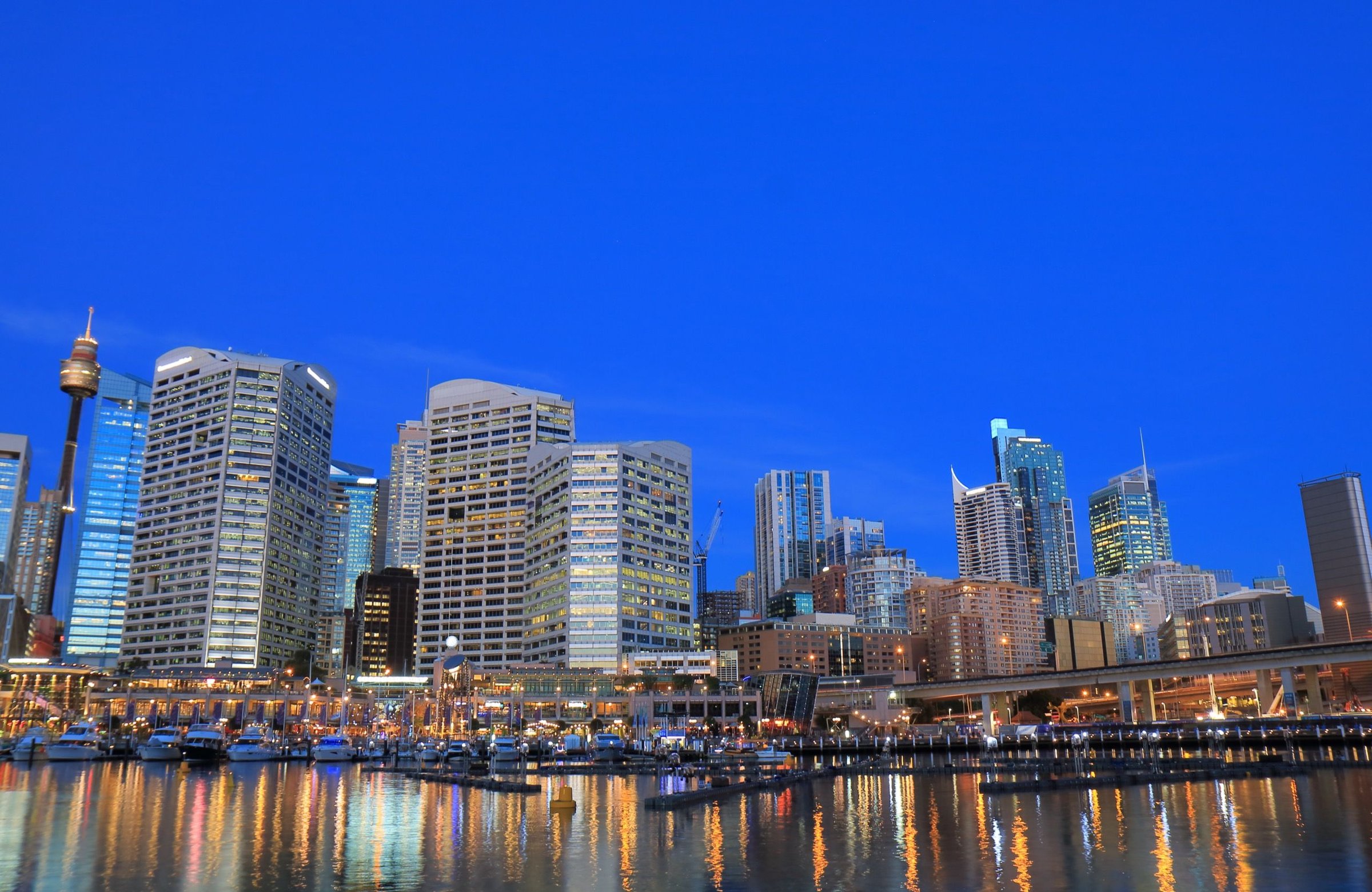 Darling Harbour saat lampu mulai menyala