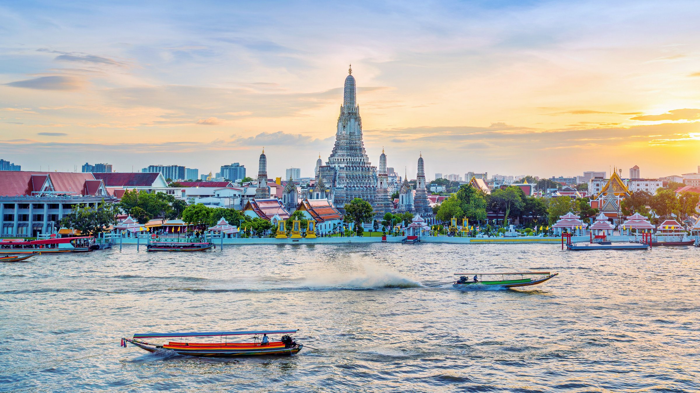 Wat Arun di tepi Sungai Chao Phraya, Bangkok, Thailand