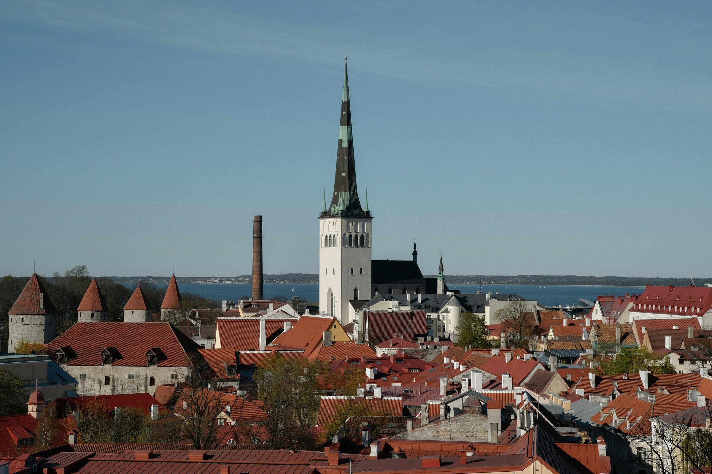 Tallinn Old Town skyline dengan menara Gereja St. Olaf