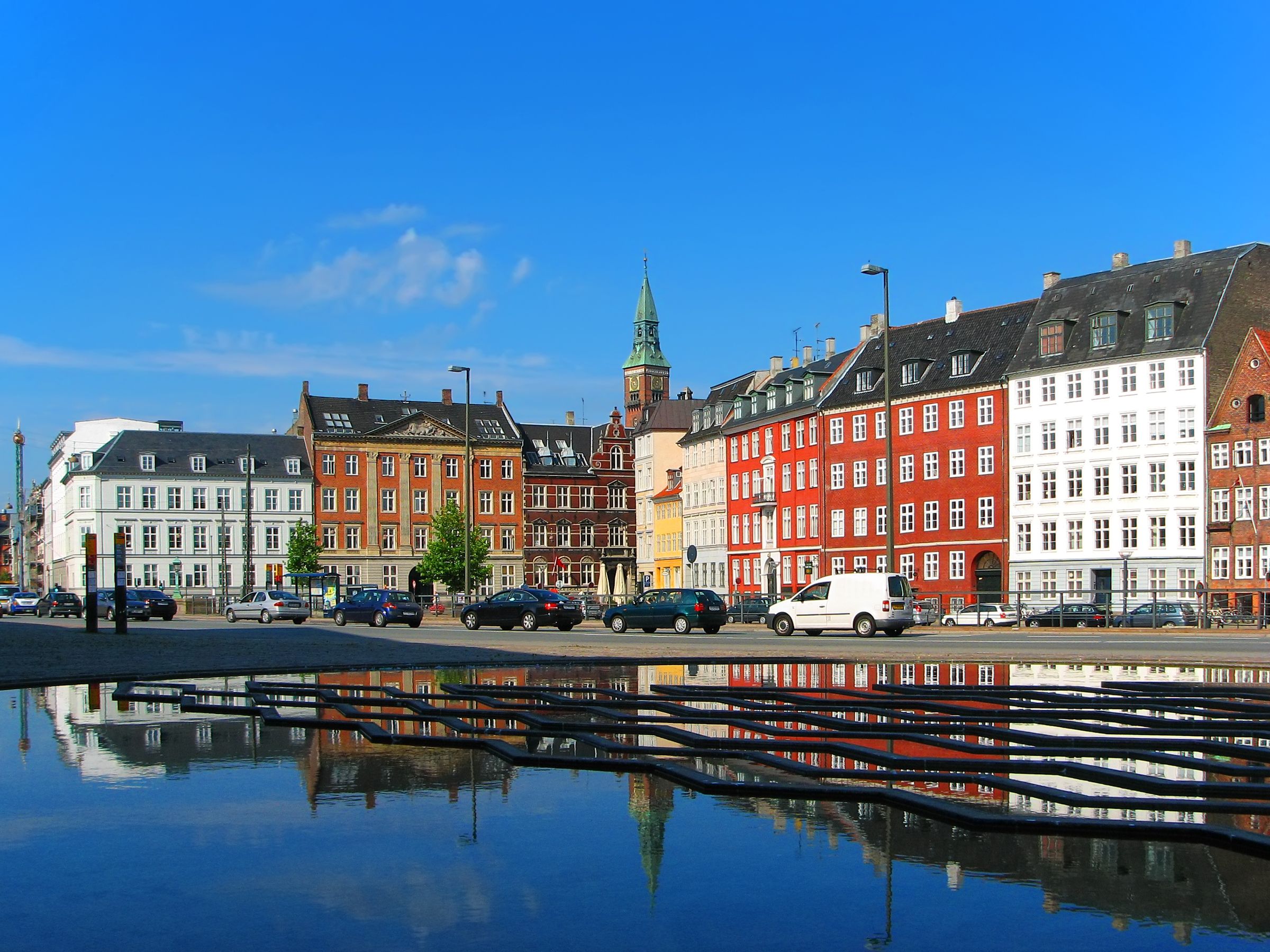 Kanal Copenhagen dengan deretan fasad berwarna dan menara gereja terpantul di air