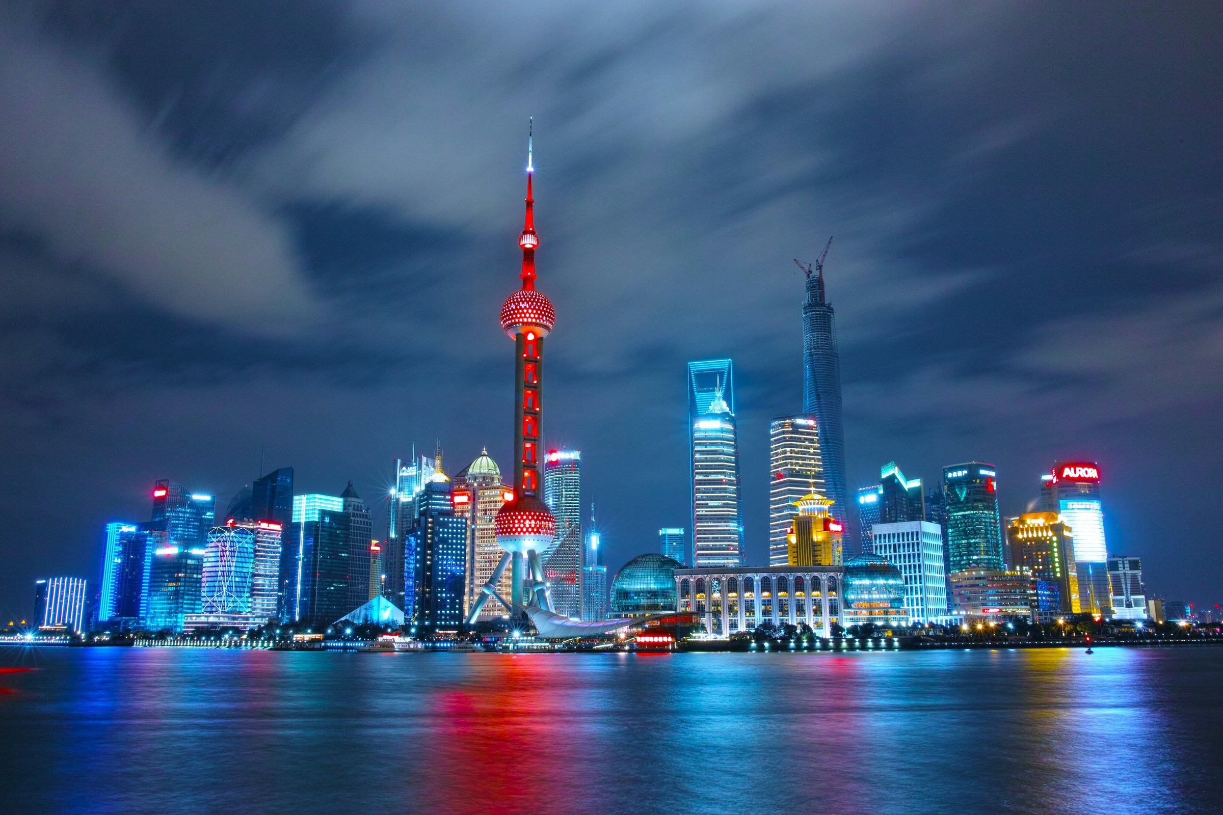 Cakrawala Shanghai di tepi Sungai Huangpu saat lampu kota menyala.