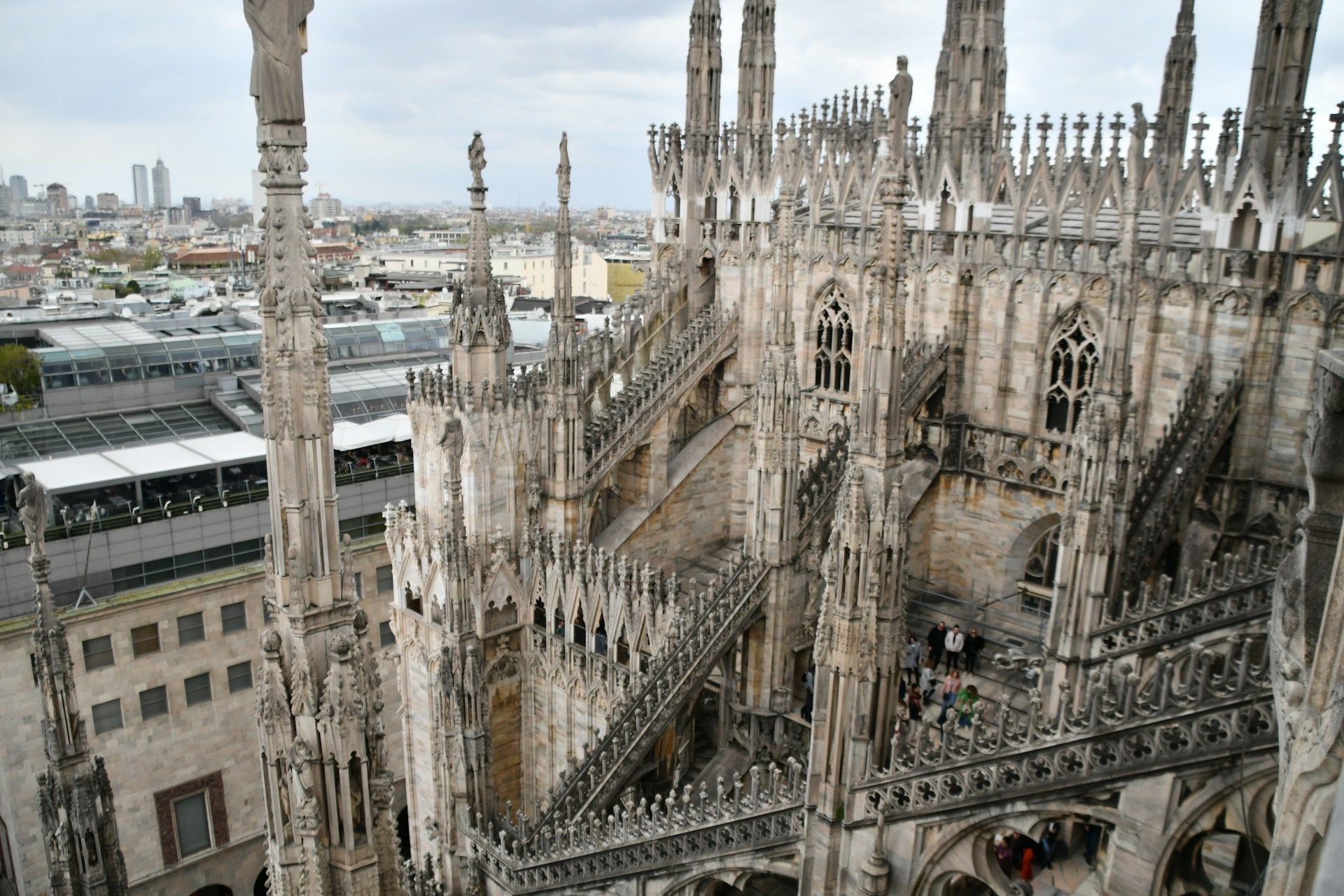 Atap Duomo Milan dengan menara marmer dari teras, Italia