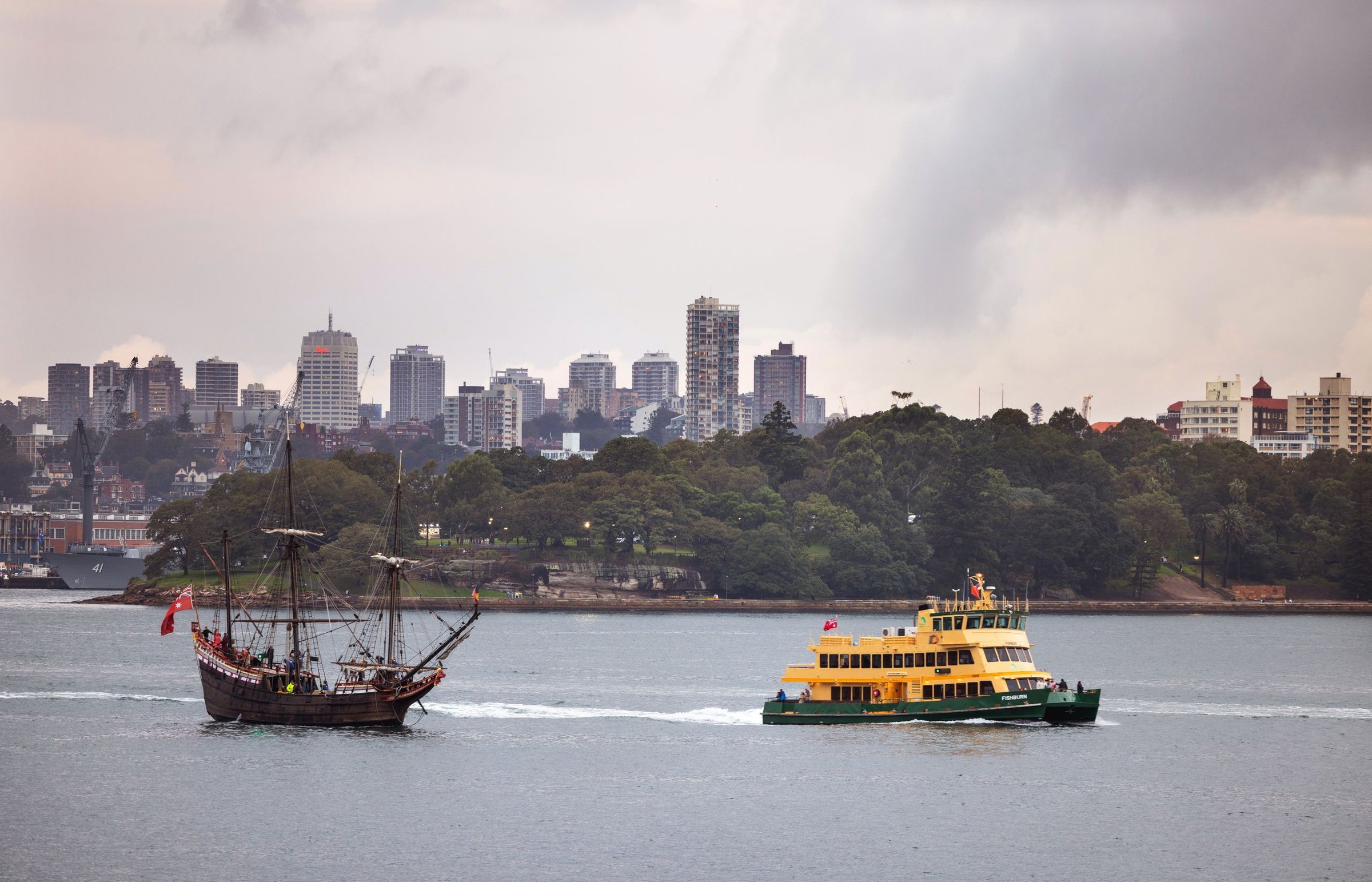 Feri dan kapal layar di teluk Sydney