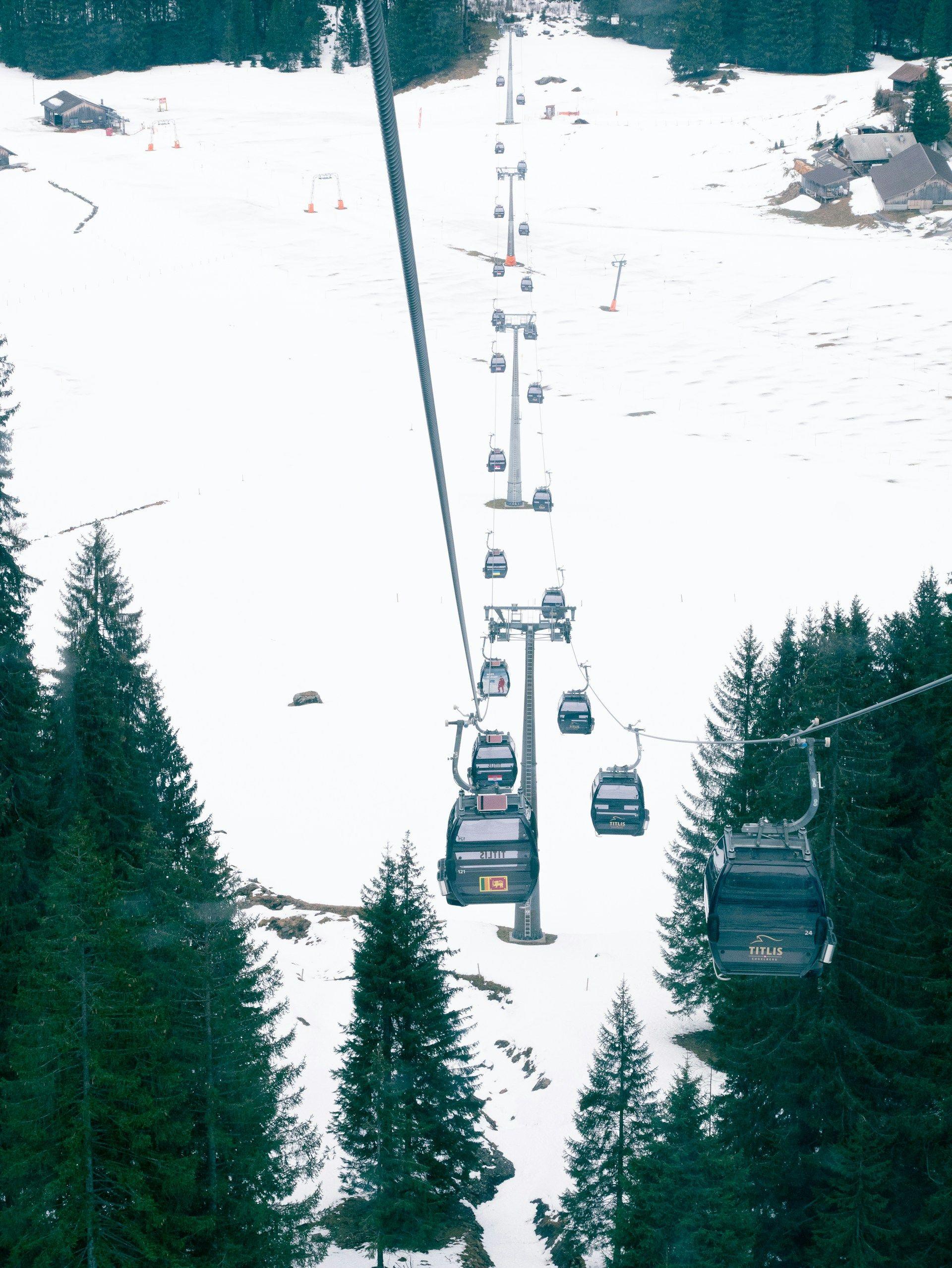 Kereta gantung menuju puncak bersalju Mount Titlis, Swiss