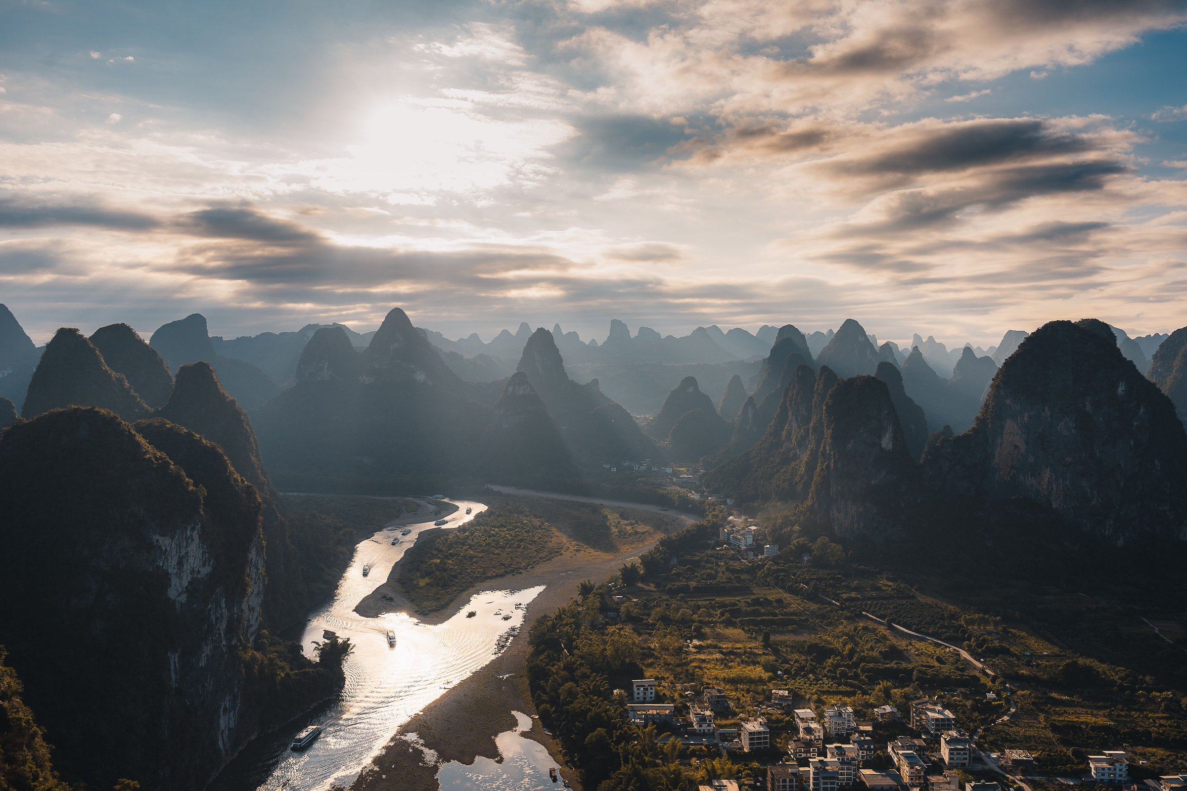 Pemandangan udara Sungai Li berkelok di antara pegunungan karst Guilin saat matahari terbit