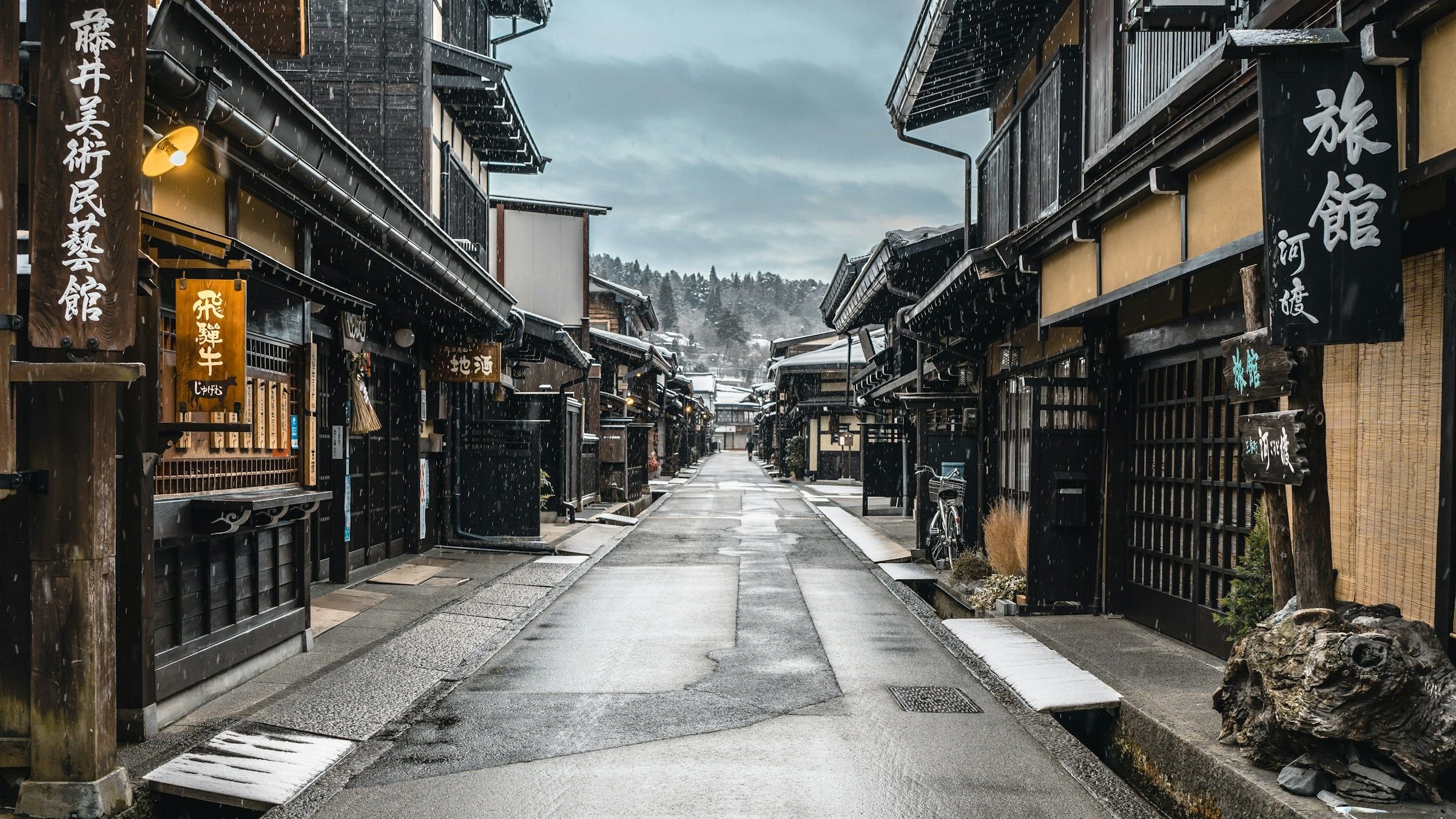 Jalan merchant Sanmachi Suji di kota tua Takayama, deretan rumah kayu era Edo