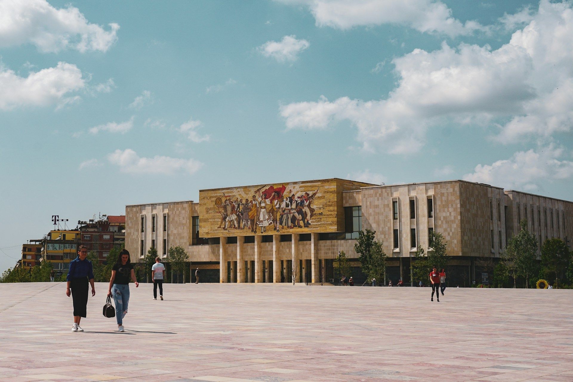 Skanderbeg Square Tirana dengan Museum Sejarah Nasional Albania berhias mosaic The Albanians