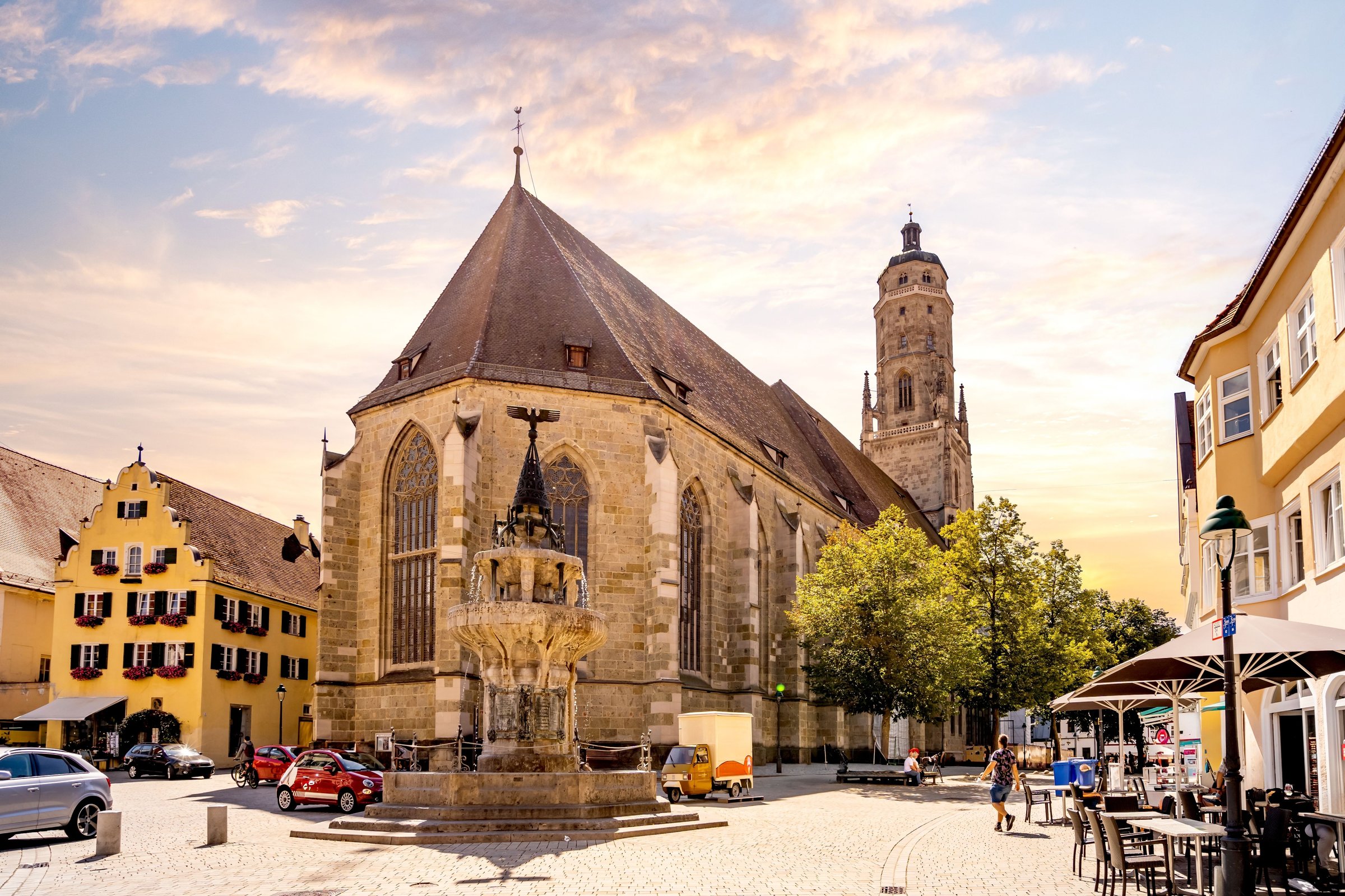 Alun-alun kota tua Nuremberg dengan gereja gotik batu dan bangunan berwarna di sekelilingnya