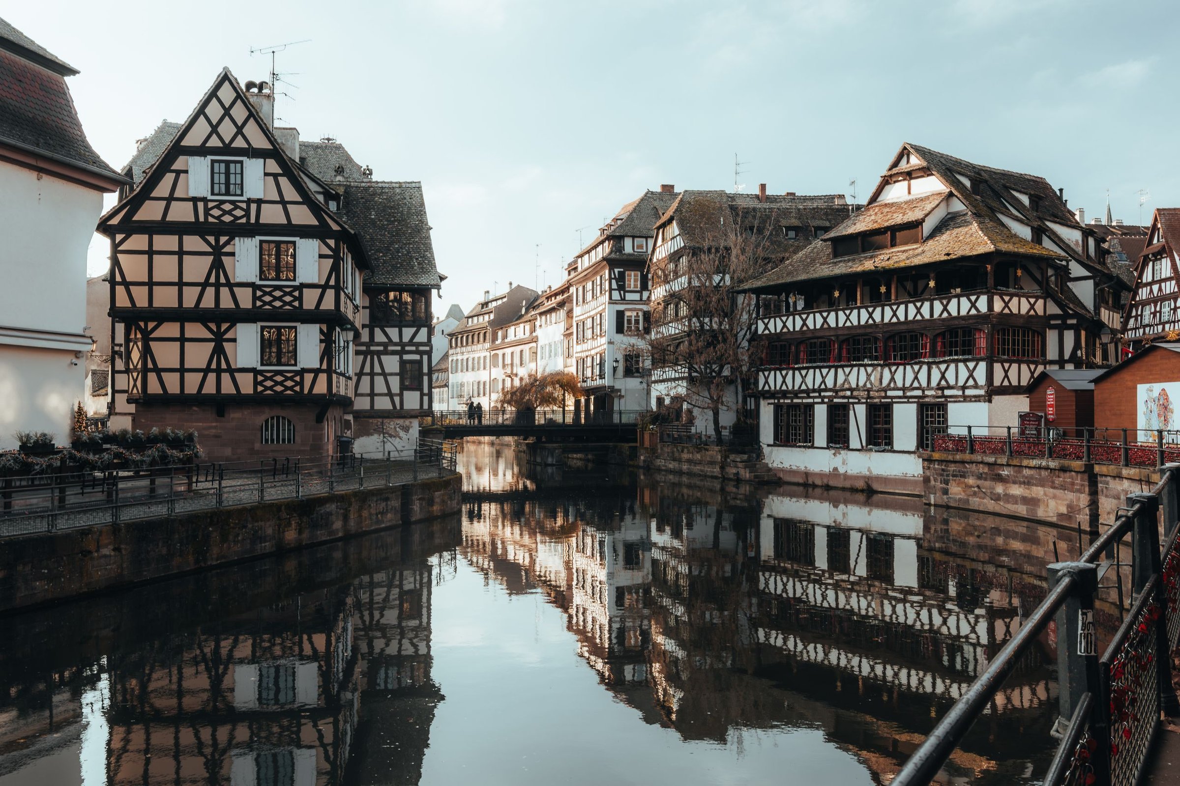 Rumah kayu dan kanal di kota tua Strasbourg