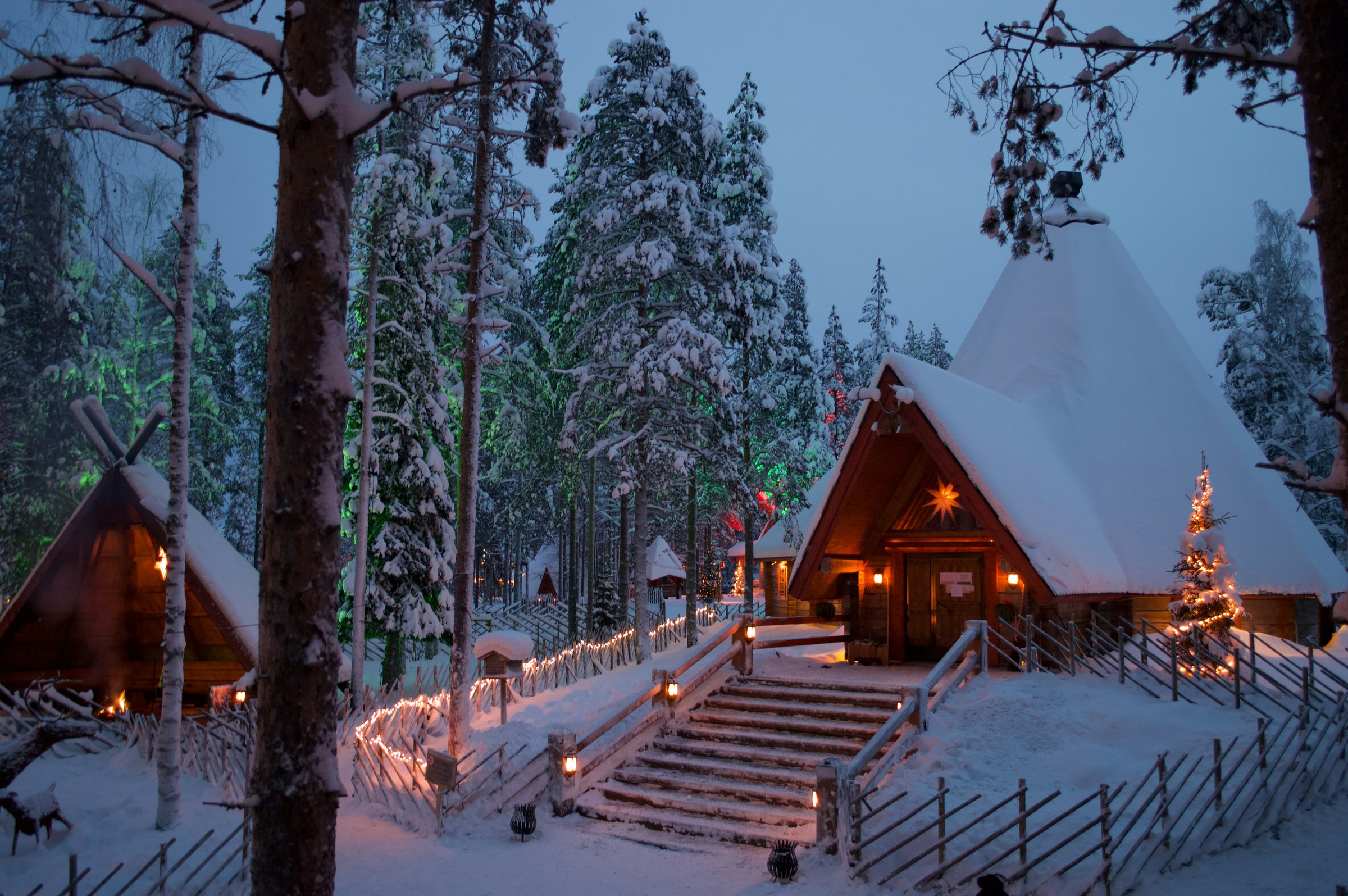 Kabin kayu bersalju Santa Claus Village, Rovaniemi