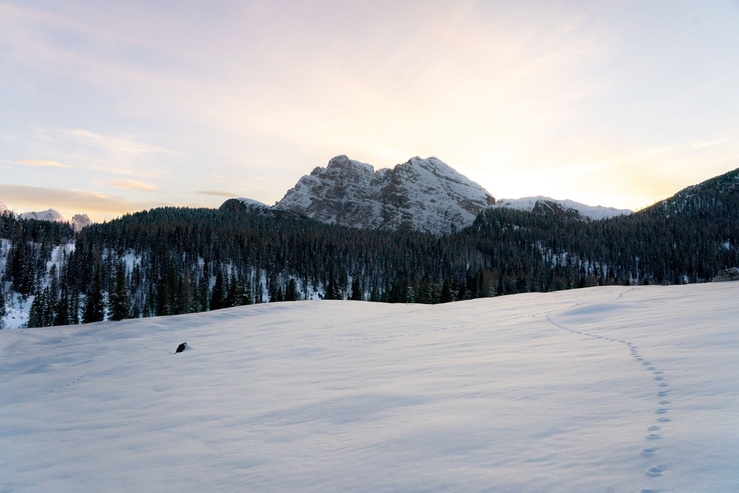 Pegunungan Dolomites bersalju saat senja