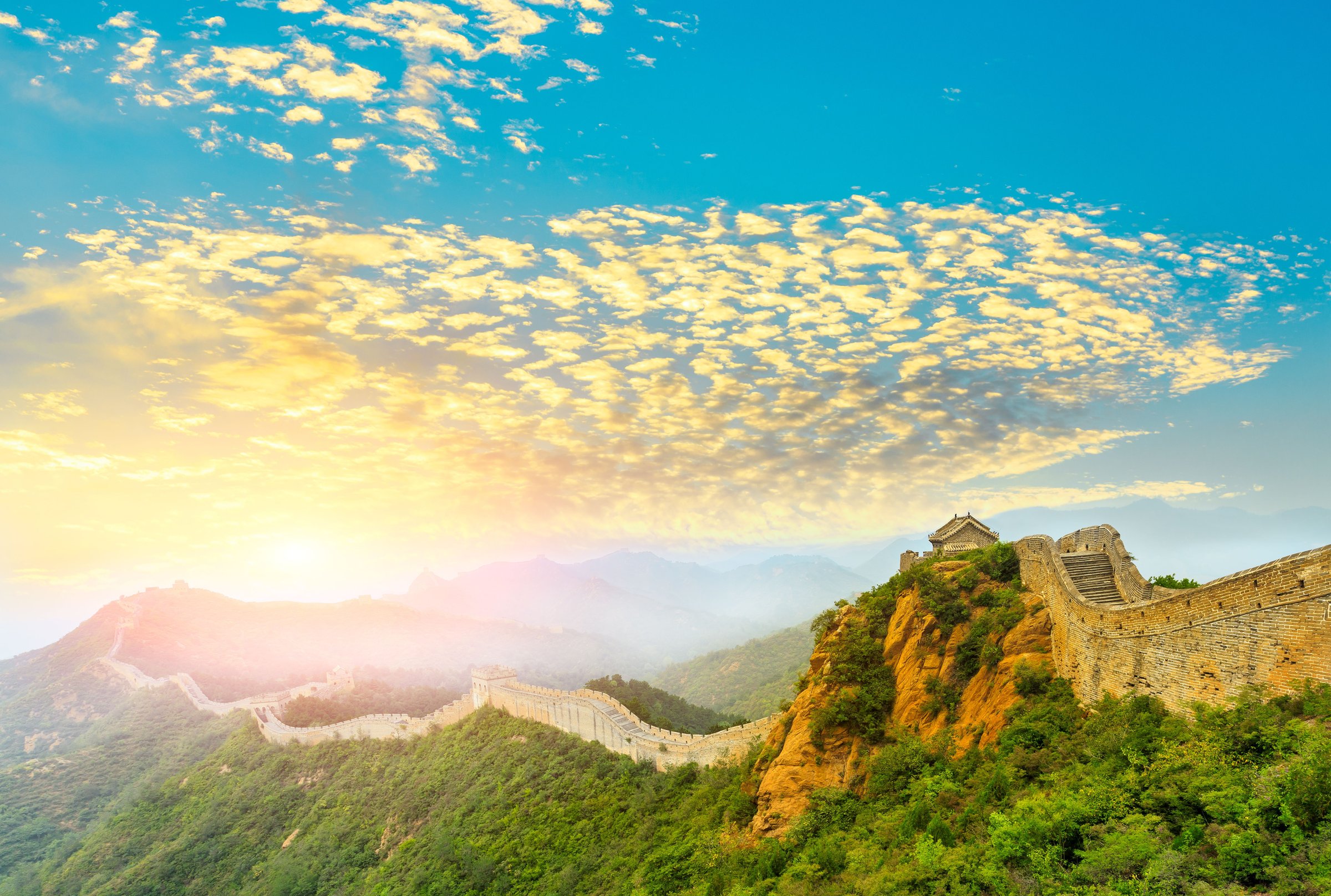 Tembok Besar China membentang di punggung bukit hijau