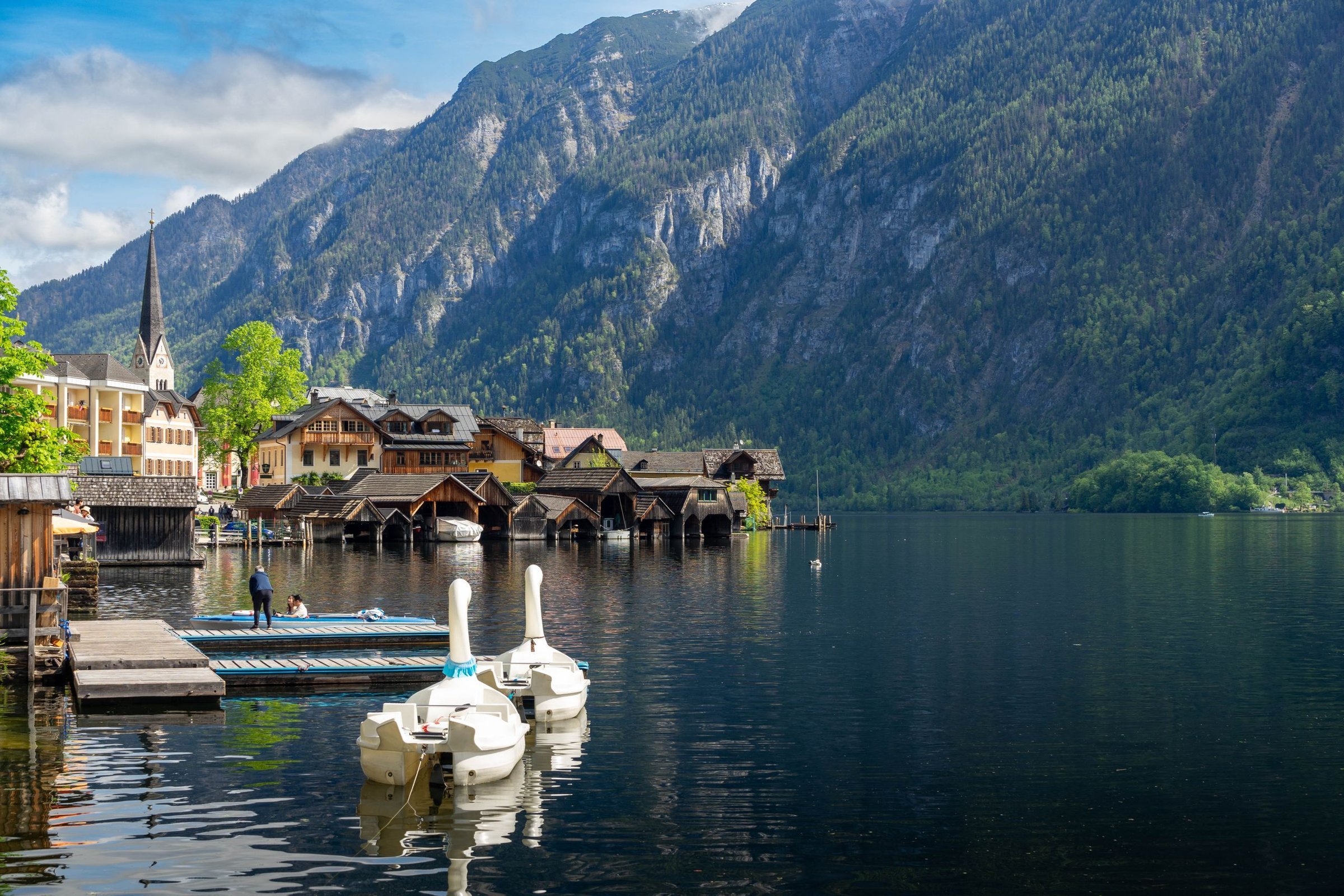 Keluarga Wijaya: Rombongan foto di pinggir danau Hallstatt, rumah-rumah kayu jadi background.