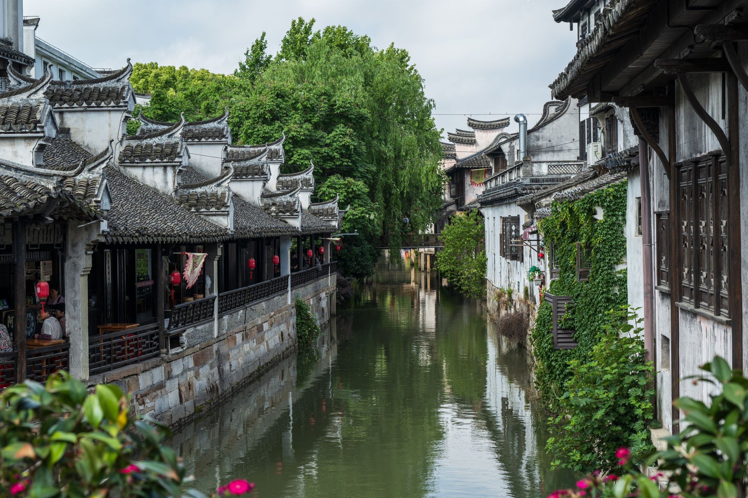 Dewi (solo traveler): Jalan sendiri menyusuri Shantang Street, Suzhou, sambil motret kanal tuanya