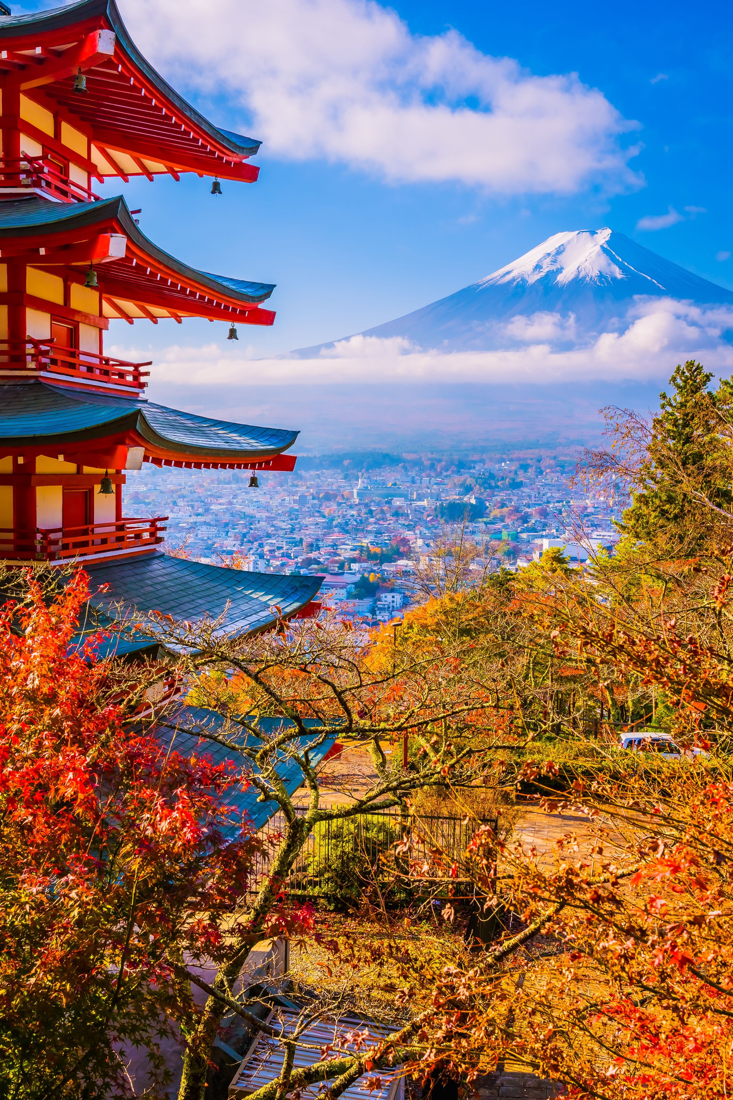 Pagoda Chureito dengan Gunung Fuji dan dedaunan maple merah musim gugur