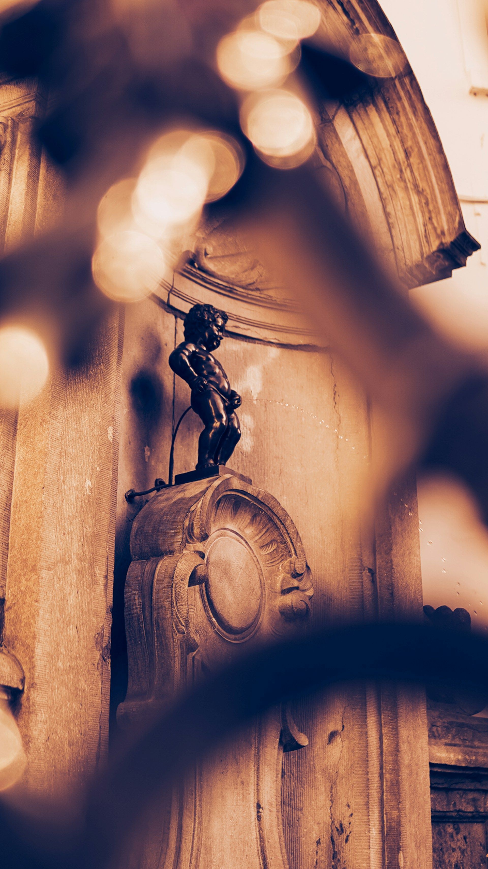 Patung perunggu Manneken Pis di Brussels, Belgia