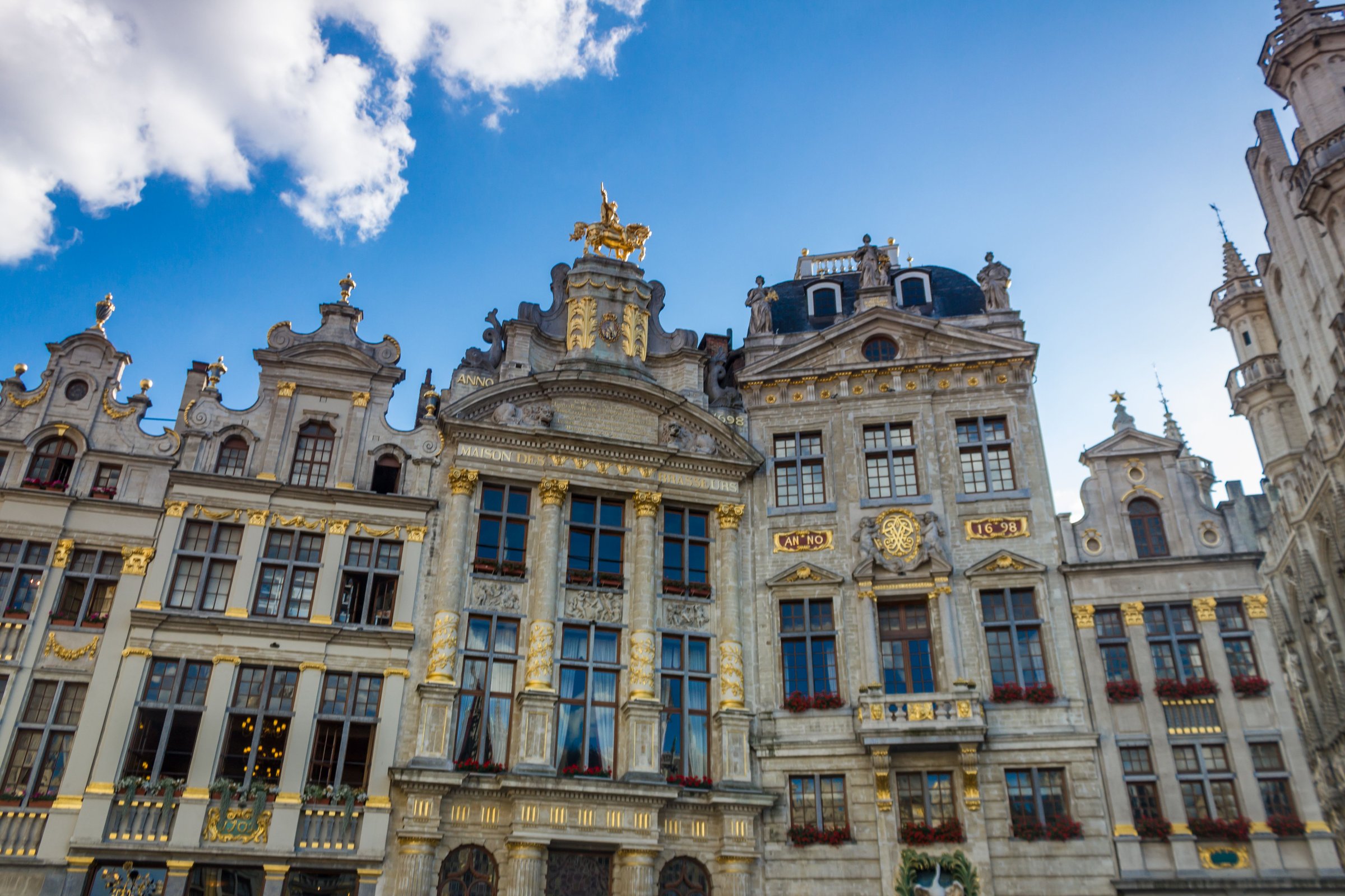 Deretan gedung guild berhias emas di Grand Place Brussels, alun-alun utama Belgia