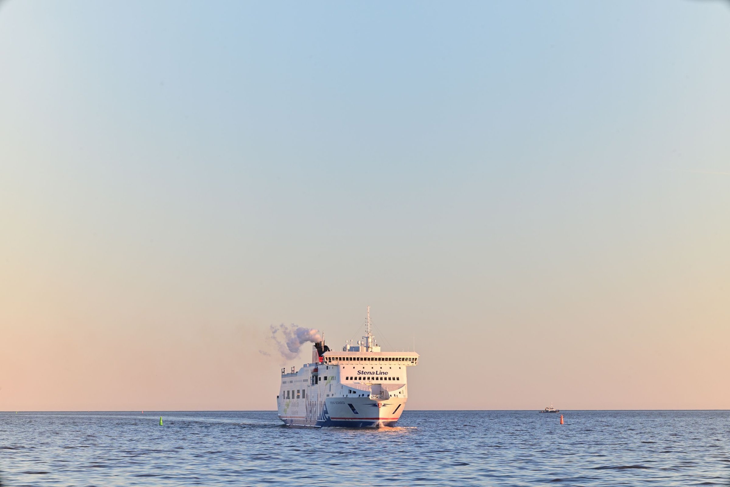 Kapal ferry menyeberangi Laut Baltik menjelang senja.