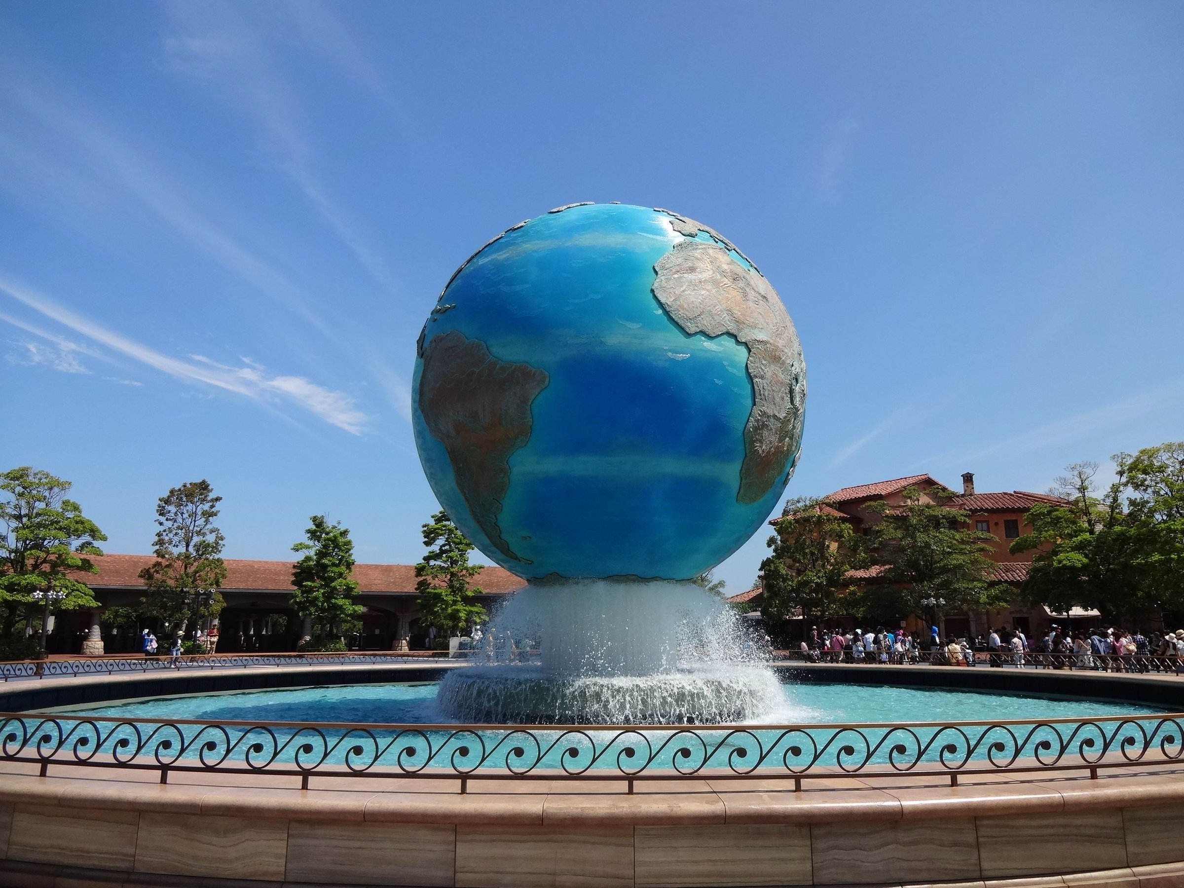 Air mancur globe raksasa AquaSphere di plaza utama Tokyo DisneySea langit cerah