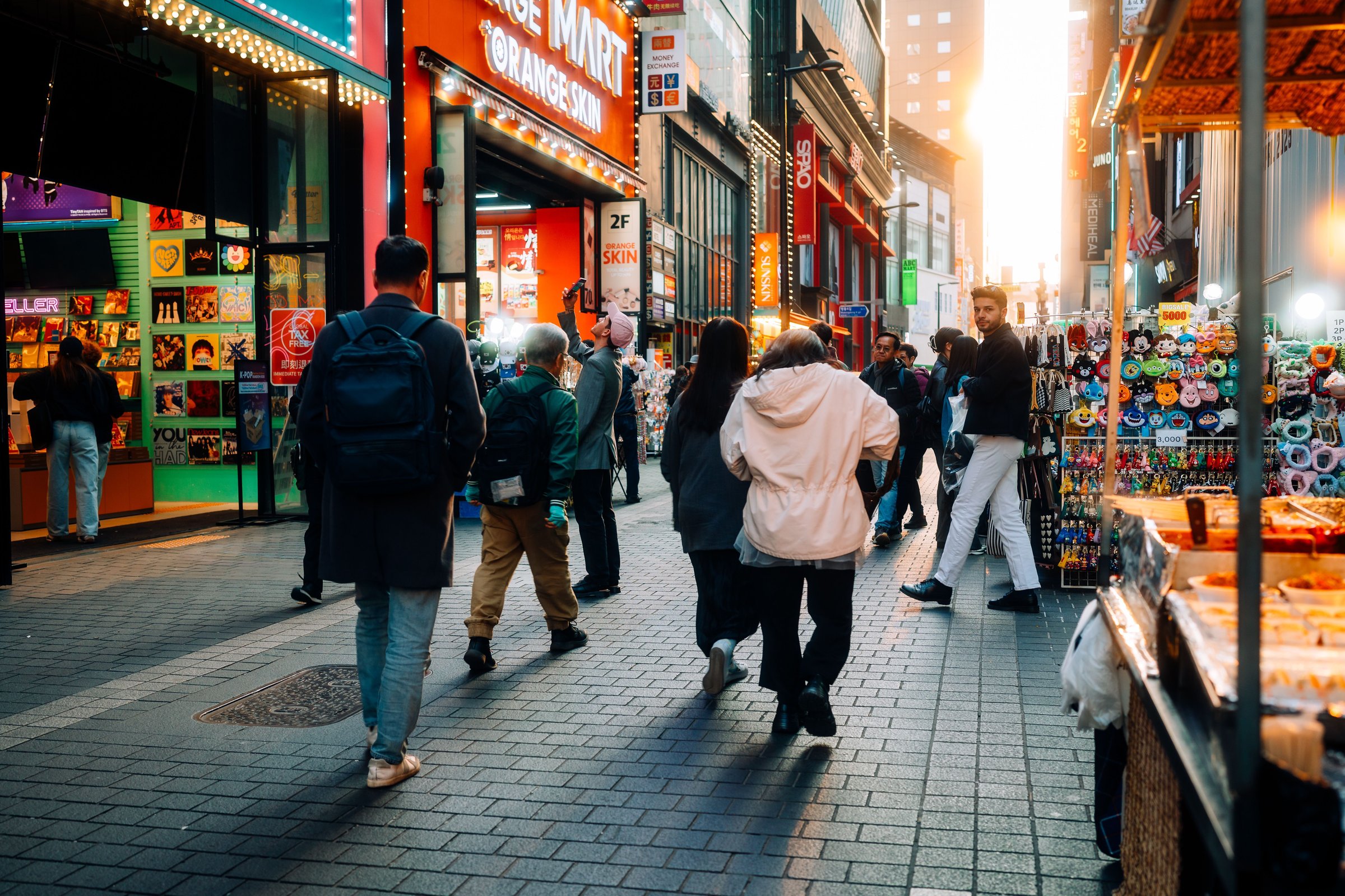 Jalan belanja Myeongdong Seoul ramai wisatawan dengan toko skincare dan fashion cerah