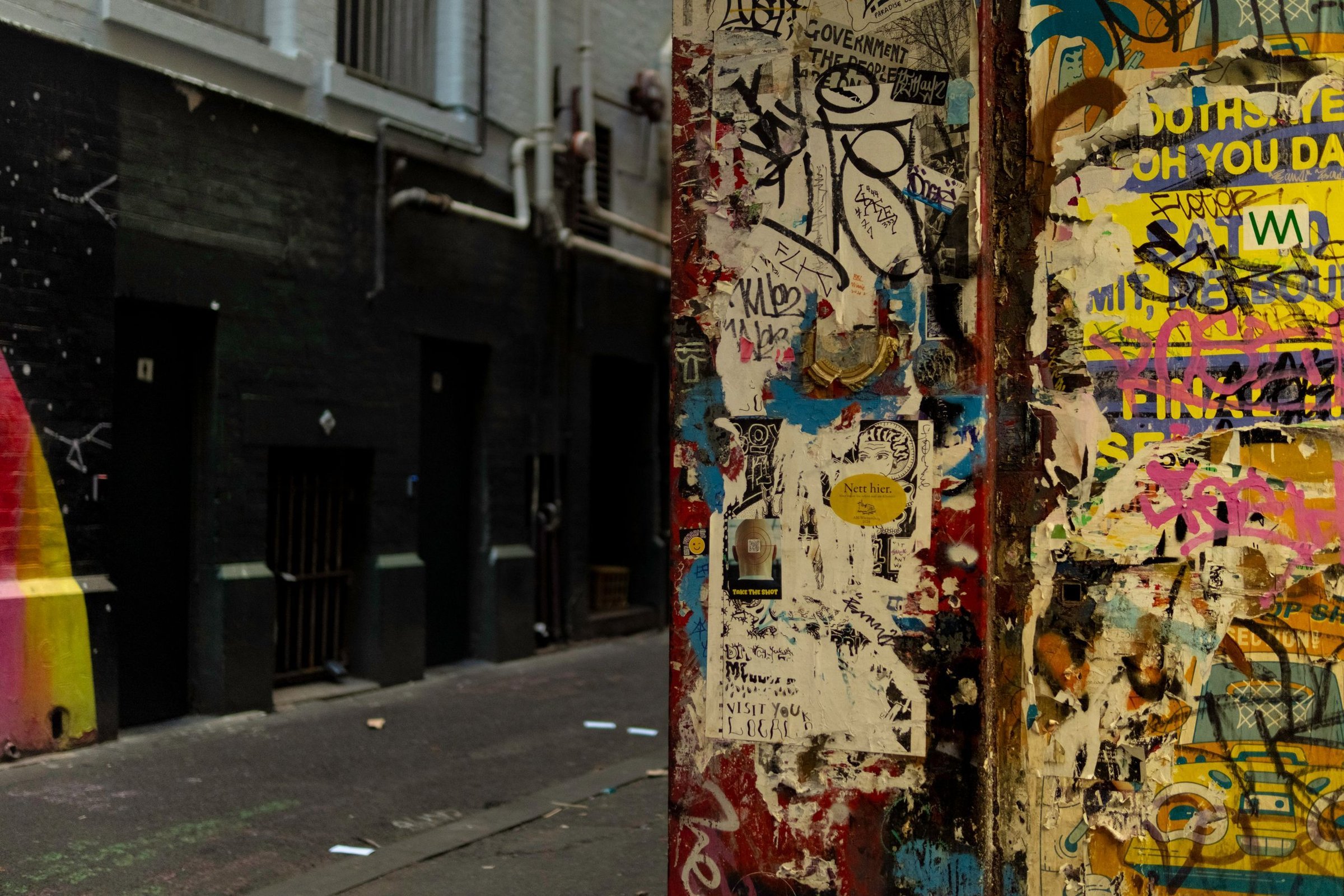 Gang seni Melbourne dengan mural warna-warni di dinding bata