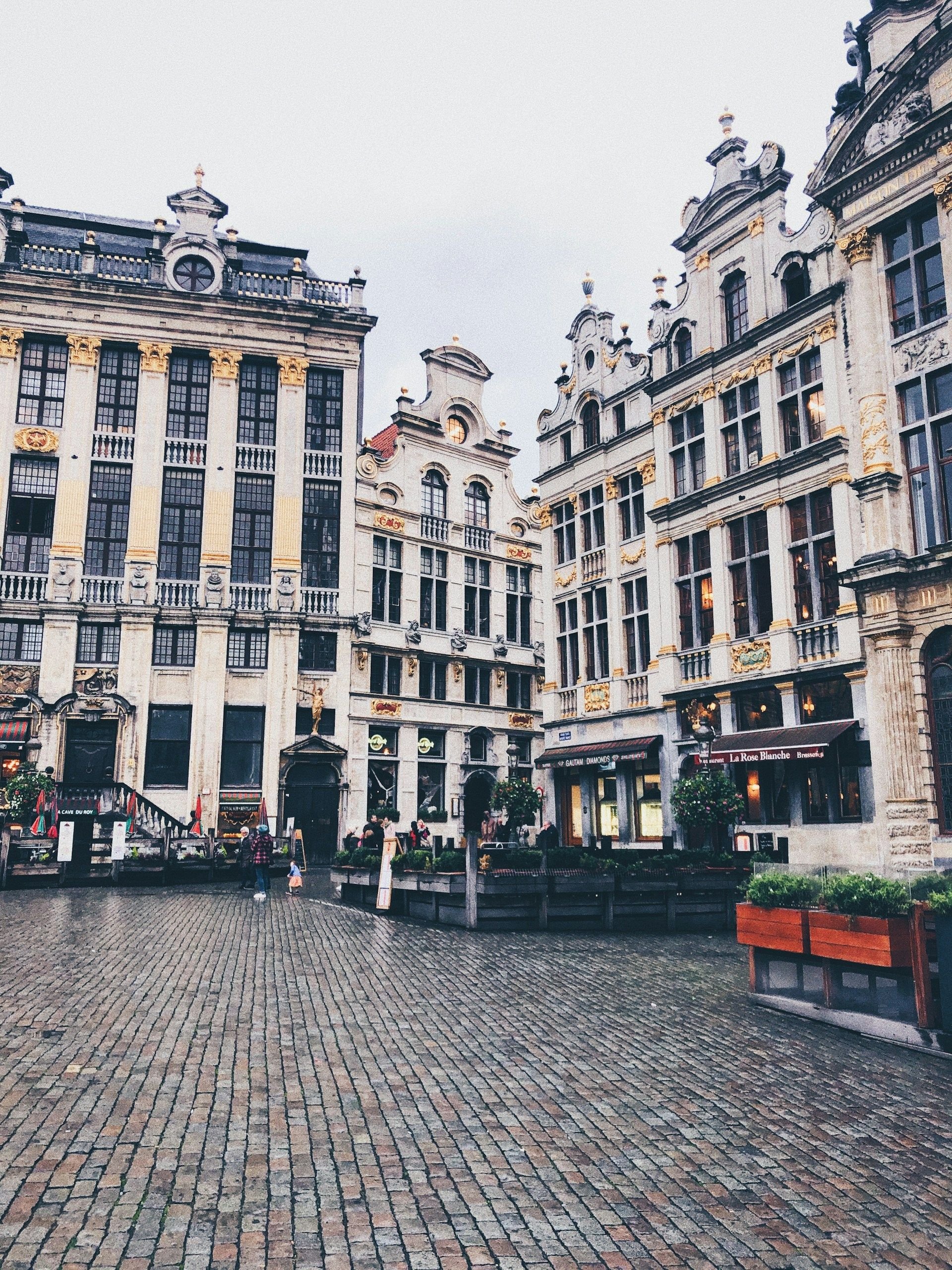 Grand Place Brussels dengan deretan guildhall berukir, Belgia