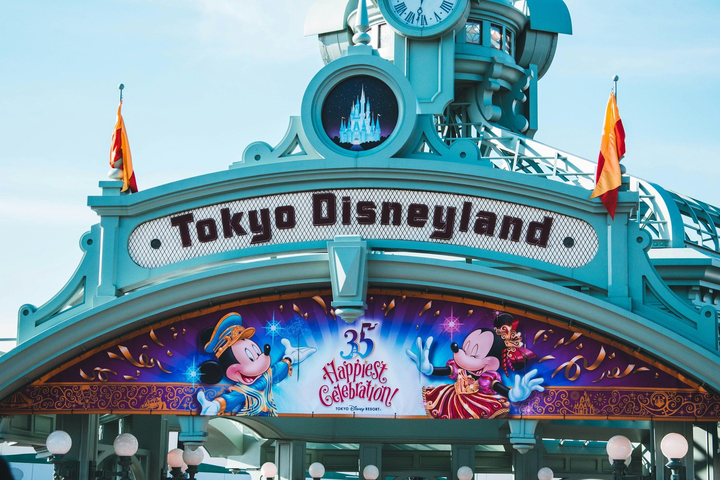 Gerbang depan Tokyo Disneyland dengan ilustrasi Mickey dan Minnie Mouse