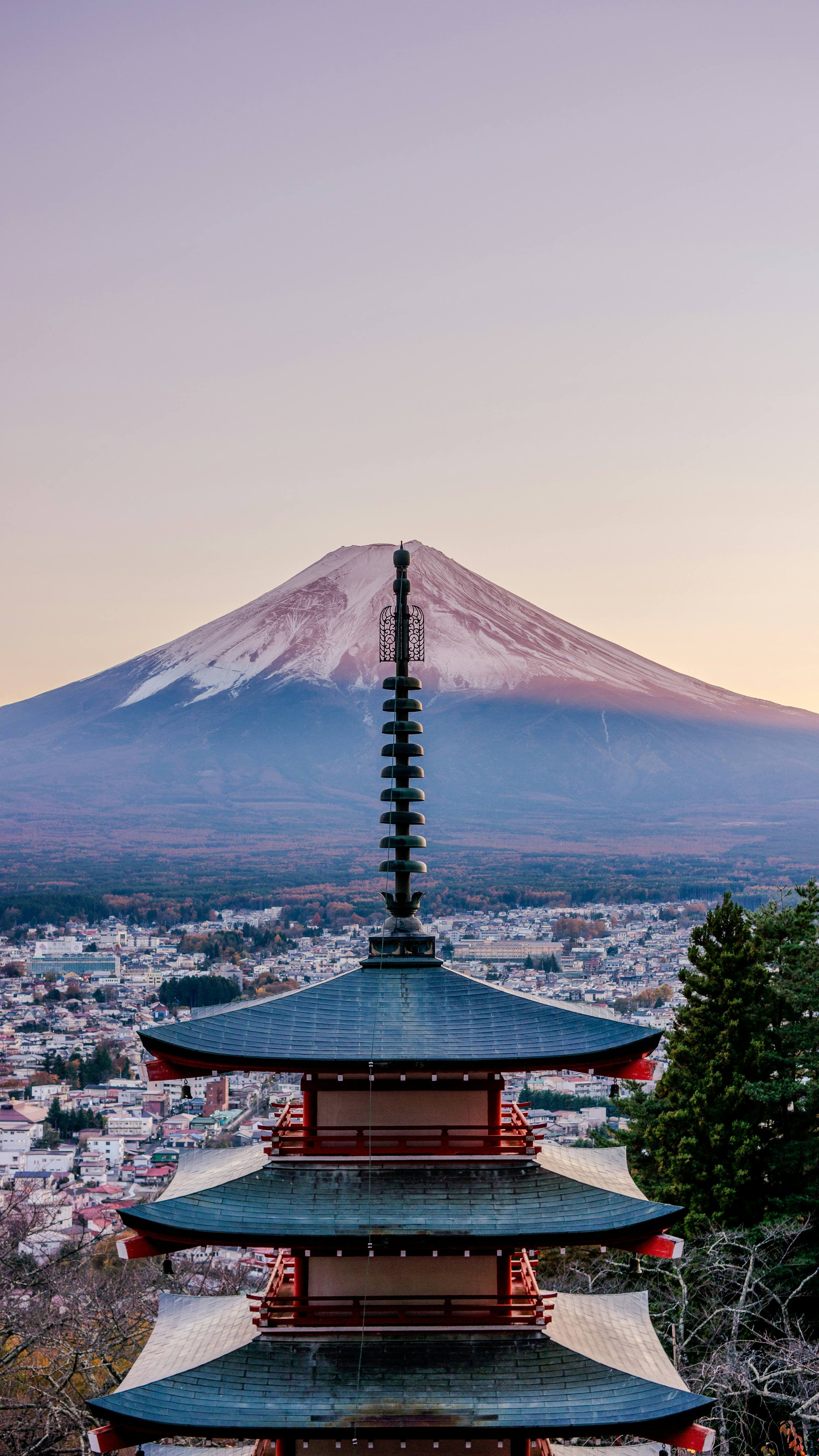 Gunung Fuji saat fajar dengan Pagoda Chureito, Jepang