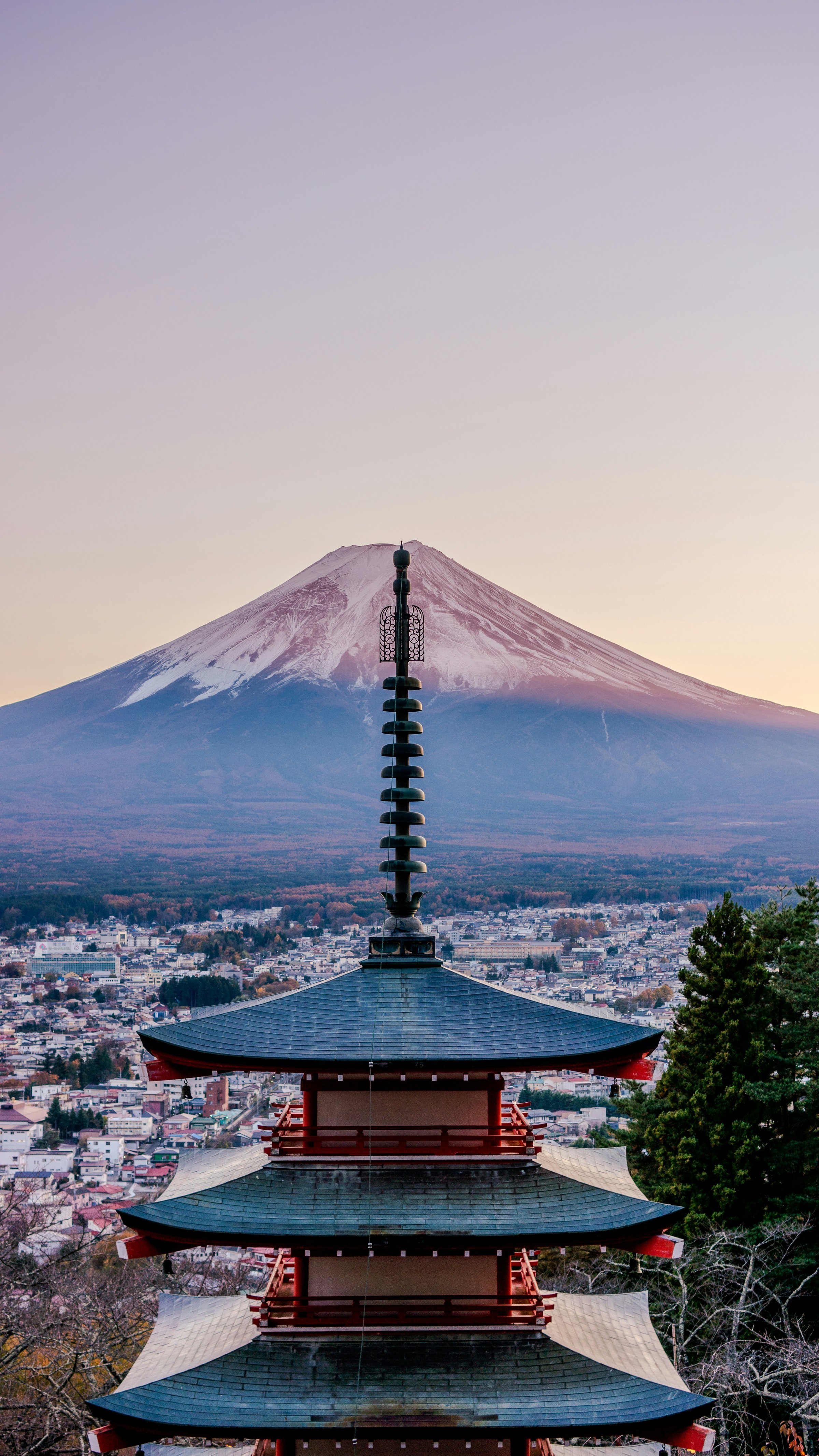Chureito Pagoda dengan Gunung Fuji di latar belakang saat senja, Jepang