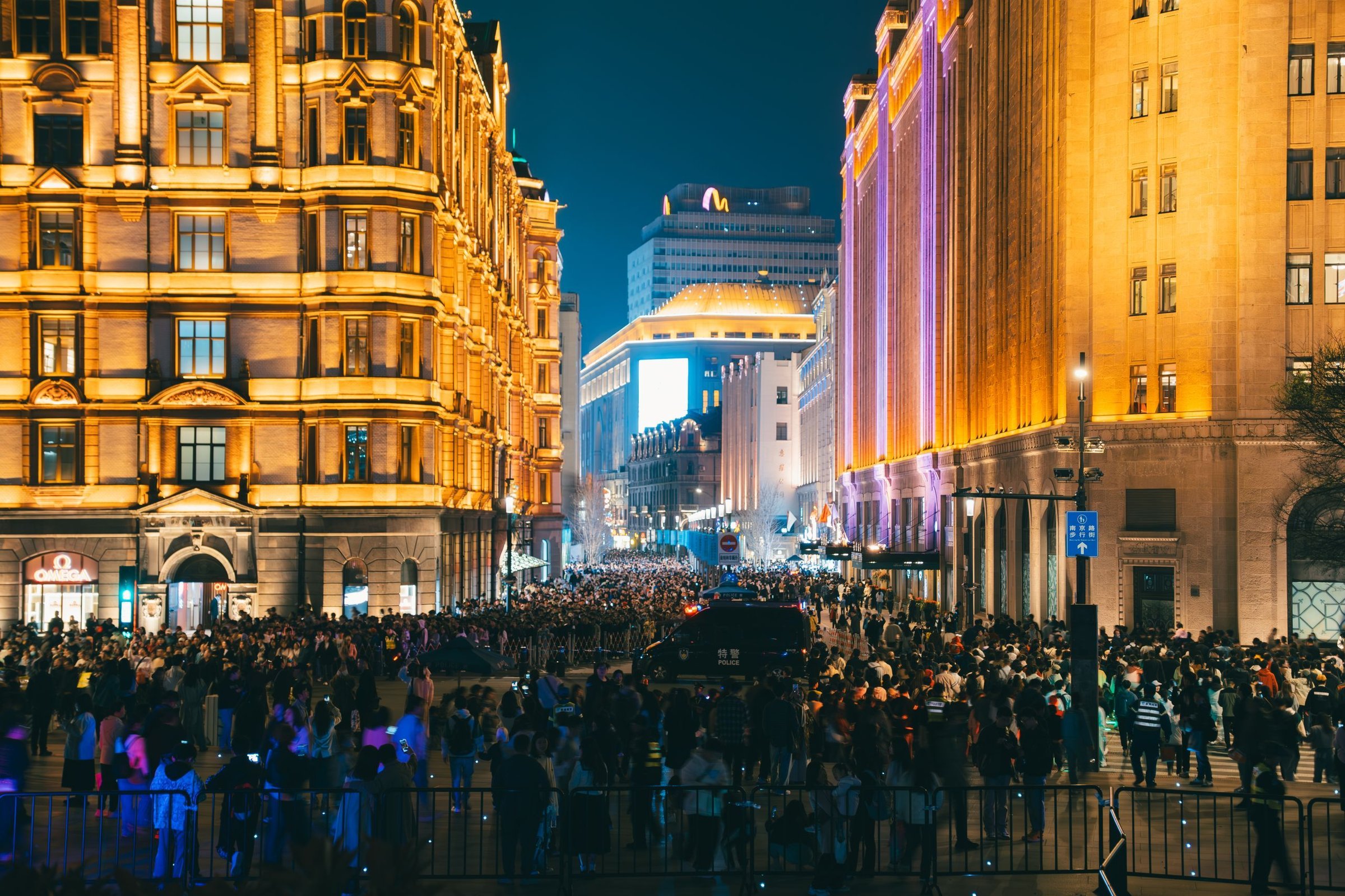 Jalan pejalan kaki Nanjing Road Shanghai ramai di malam hari