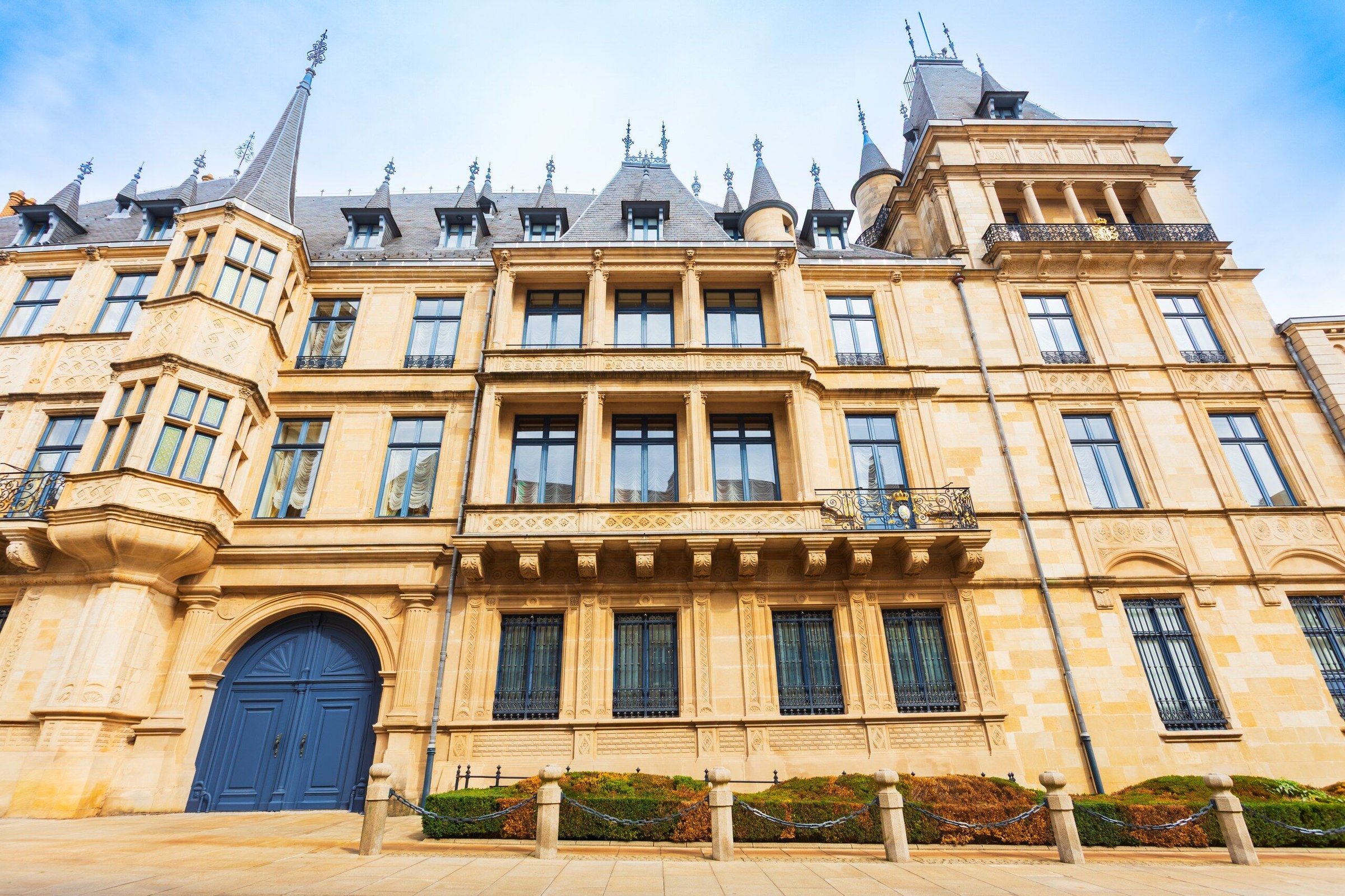 Fasad Grand Ducal Palace dengan pintu biru besar dan jendela berderet, Luxembourg.