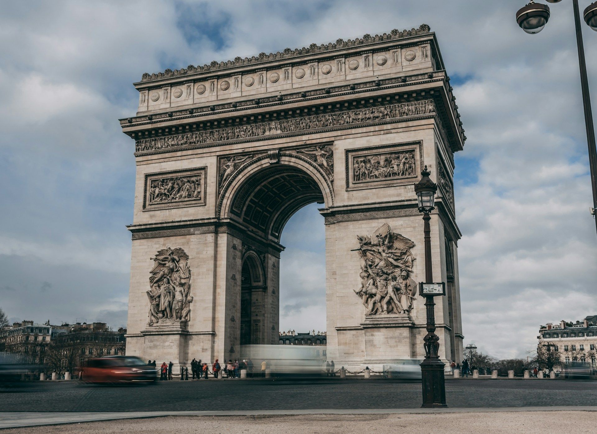 Arc de Triomphe Paris dengan Champs-Élysées di siang hari