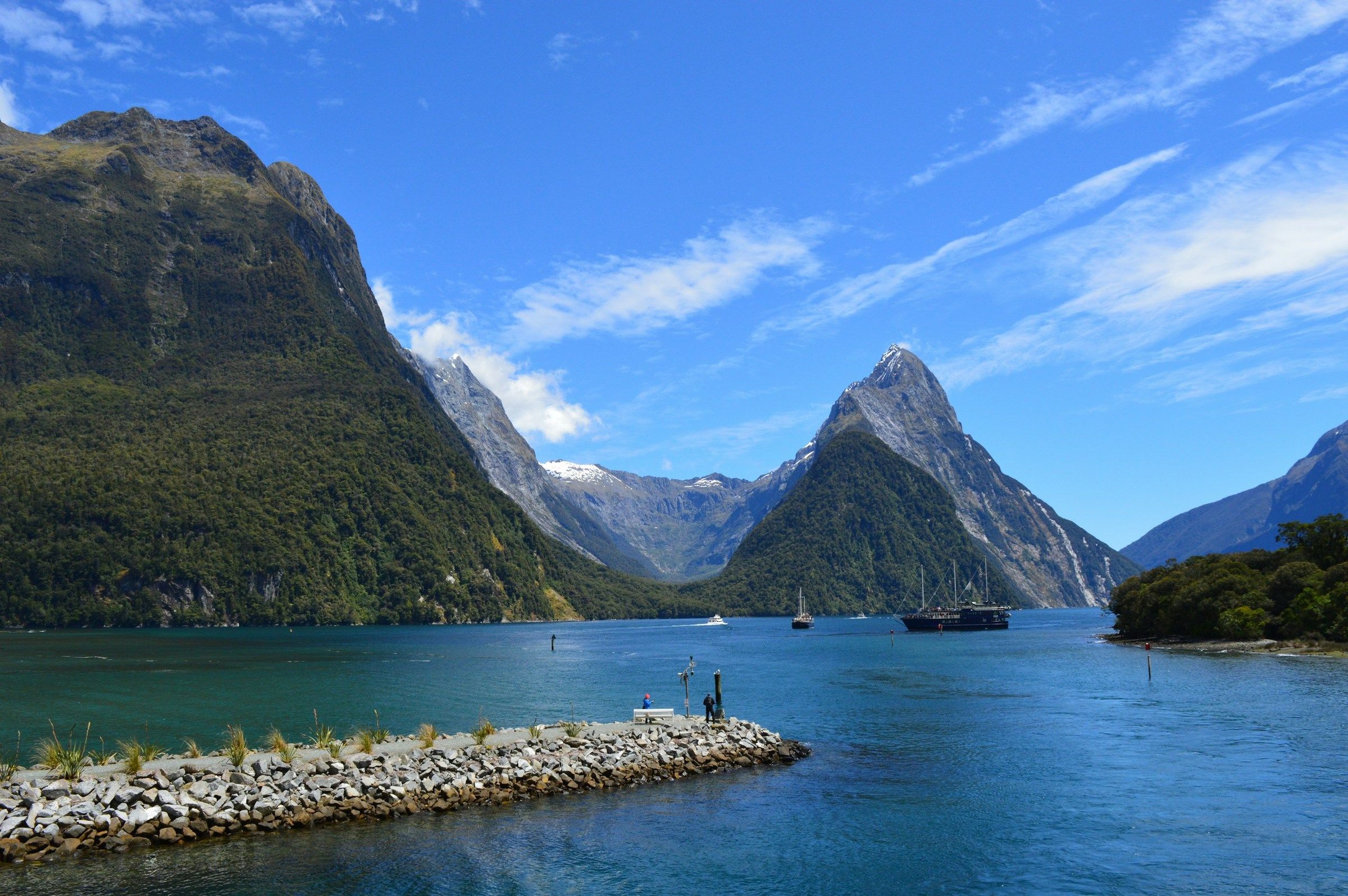 Fjord Milford Sound dengan puncak Mitre Peak menjulang dan kapal wisata berlayar