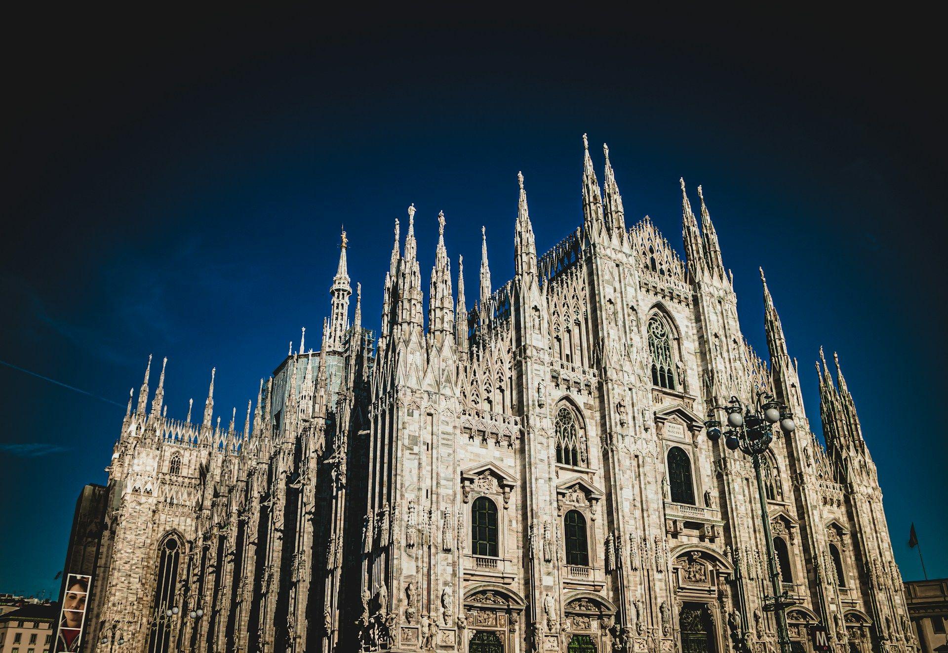 Fasad gotik marmer Duomo di Milan, Italia