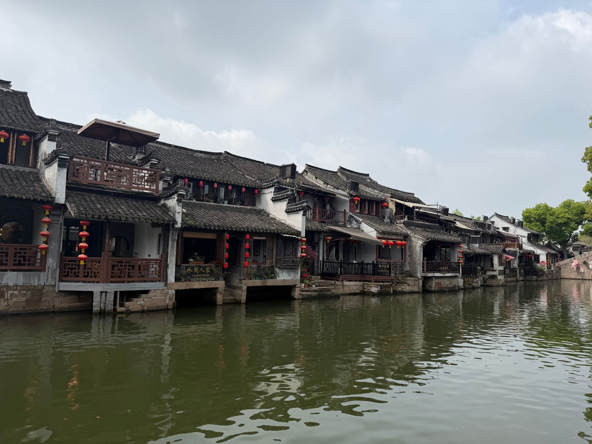 Kota air Wuzhen dengan kanal