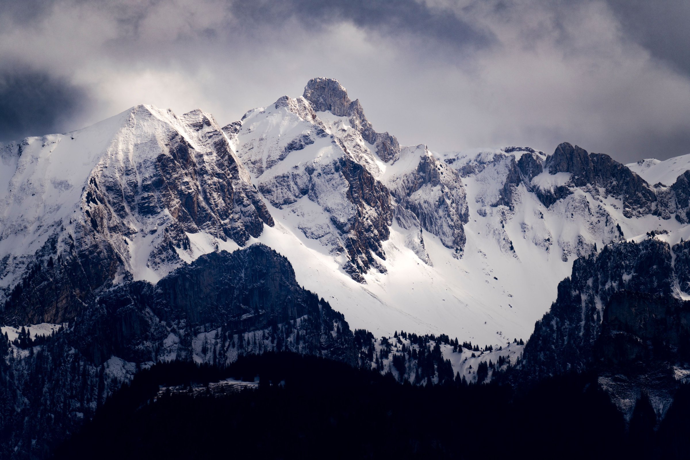 Puncak Alpen Swiss bersalju di bawah langit cerah.
